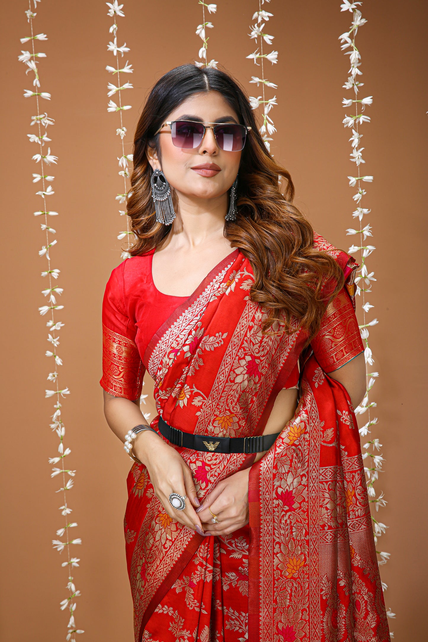 Graceful Zari Weaving Soft Silk Saree With stunning Blouse Piece