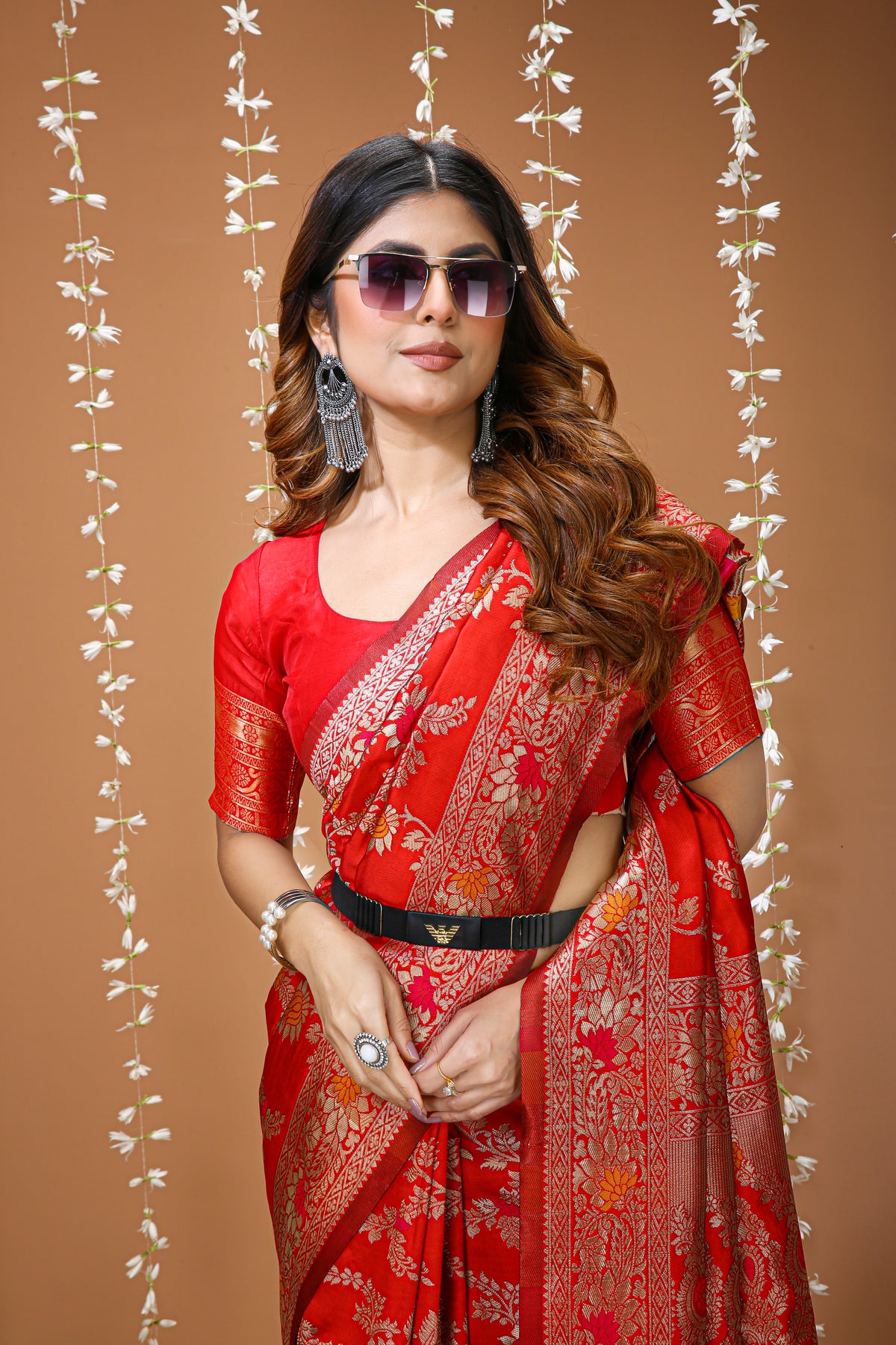 Graceful Zari Weaving Soft Silk Saree With stunning Blouse Piece