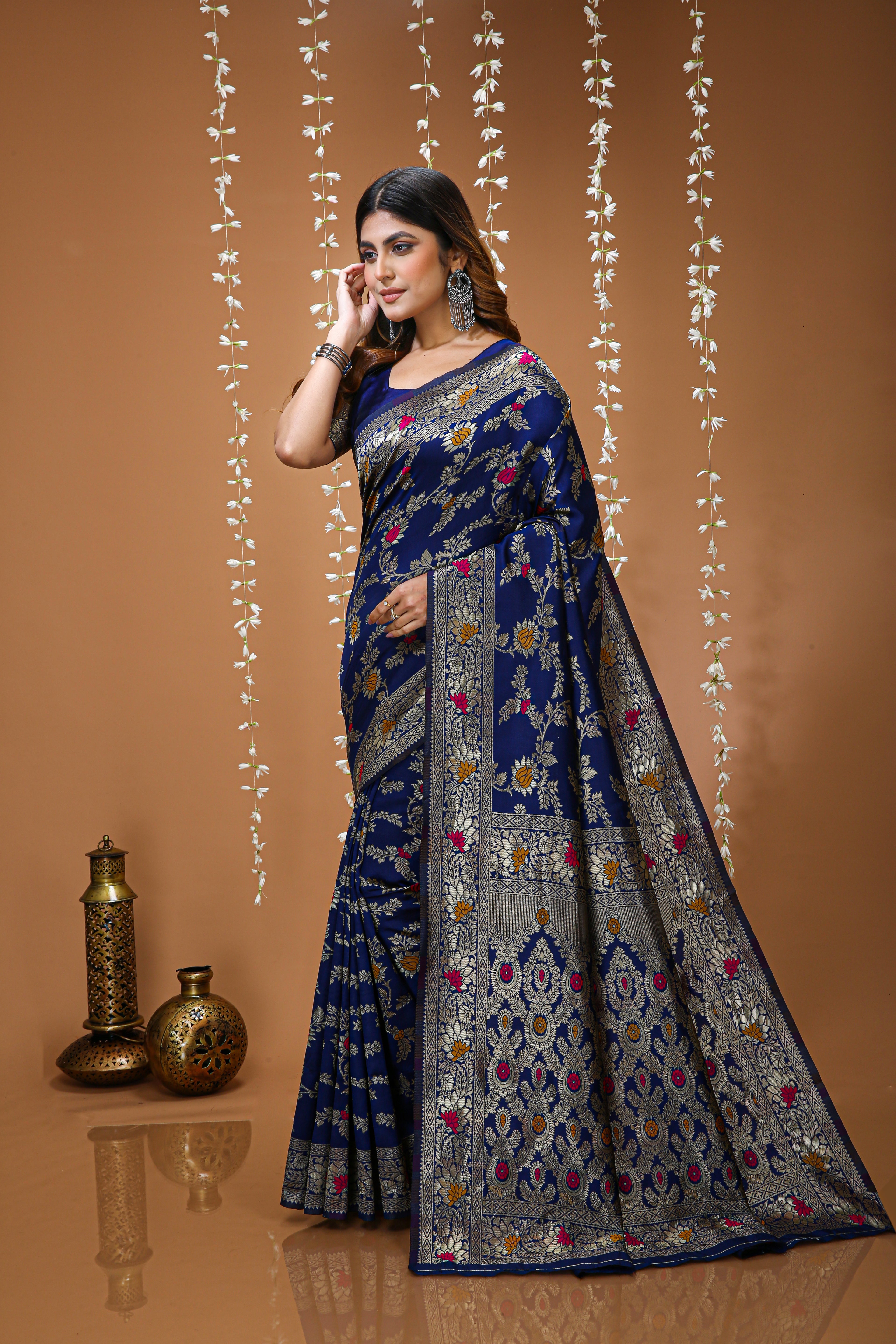 Graceful Zari Weaving Soft Silk Saree With stunning Blouse Piece