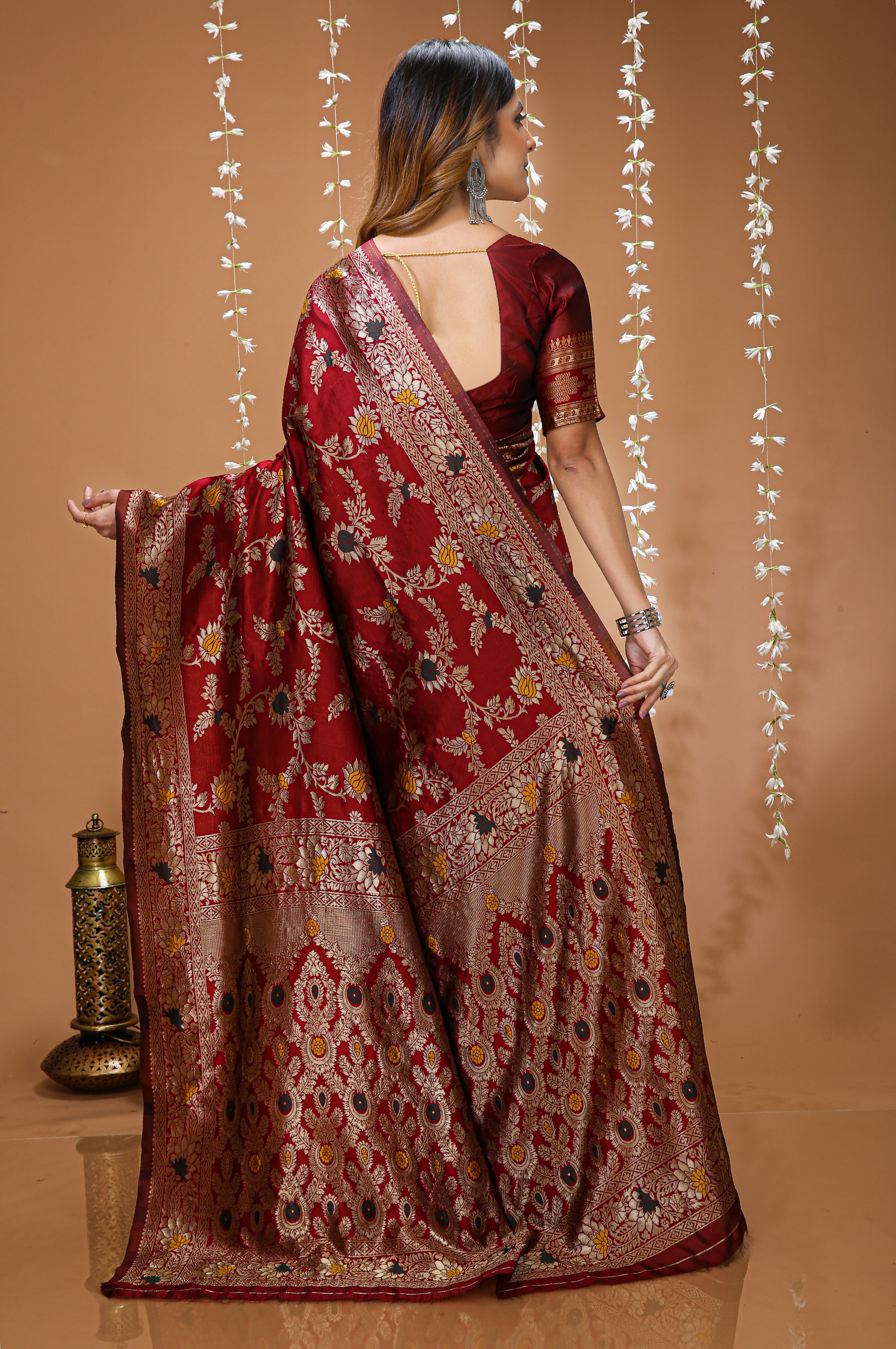Graceful Zari Weaving Soft Silk Saree With stunning Blouse Piece