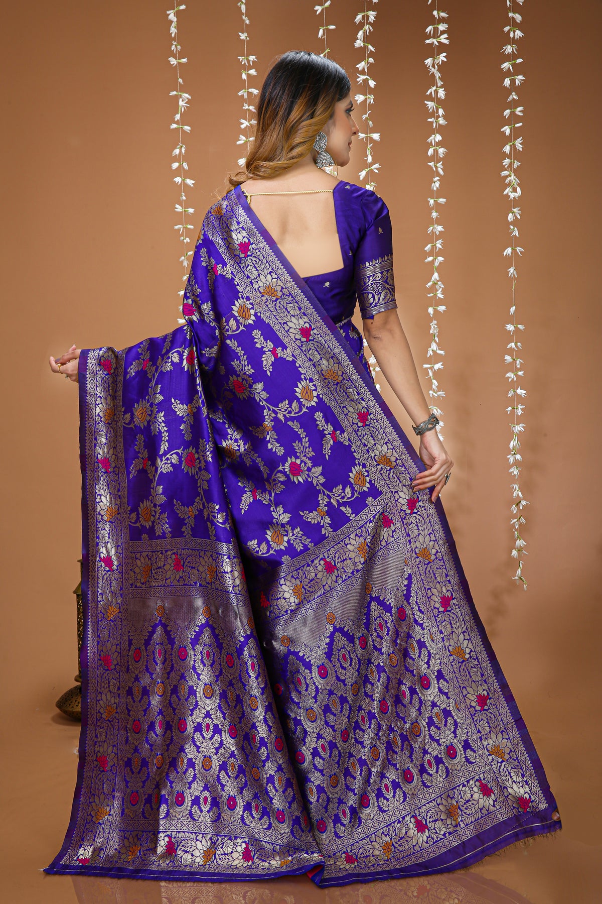 Graceful Zari Weaving Soft Silk Saree With stunning Blouse Piece