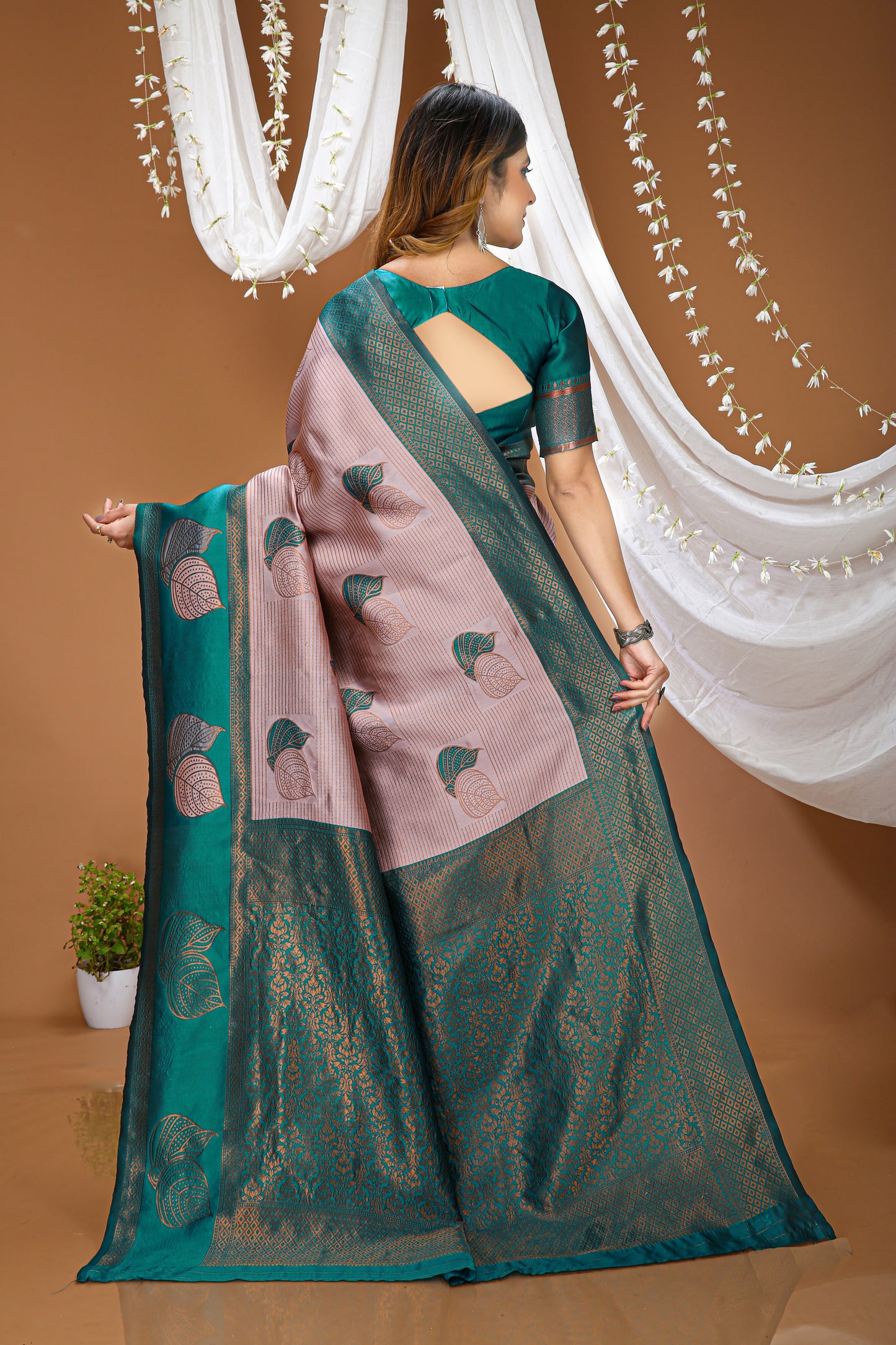 Aesthetic Zari Weaving Soft Silk Saree With alluring Blouse Piece