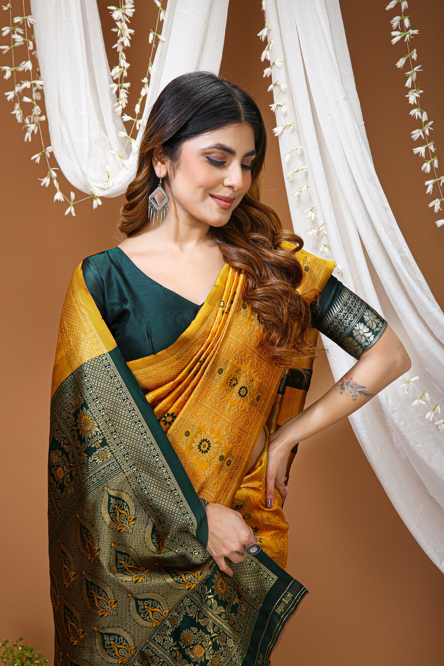 Elegant Zari Weaving Soft Silk Saree With Blouse Piece