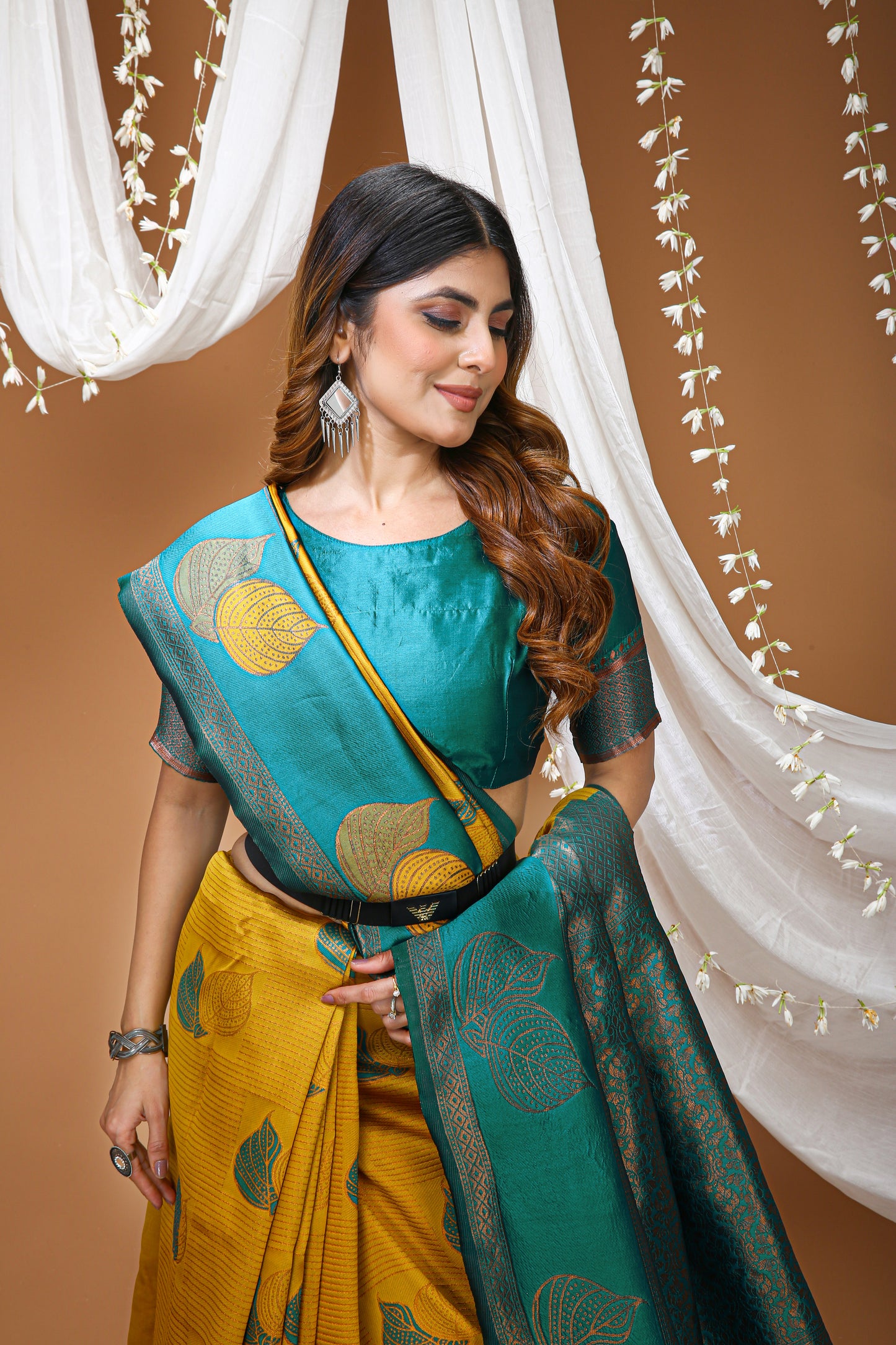 Aesthetic Zari Weaving Soft Silk Saree With alluring Blouse Piece