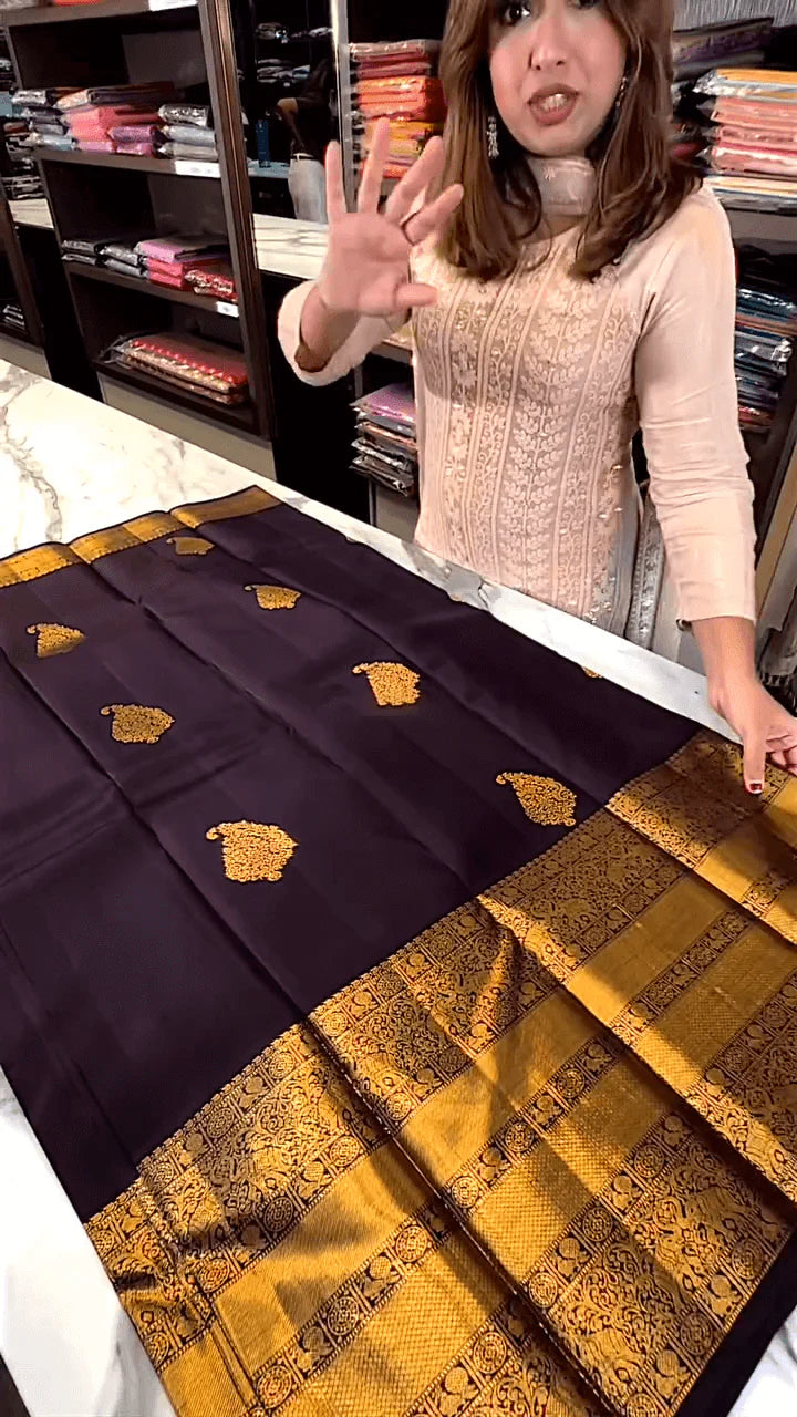Very Charming Purple Soft Banarasi Silk Saree With Rich Blouse Piece