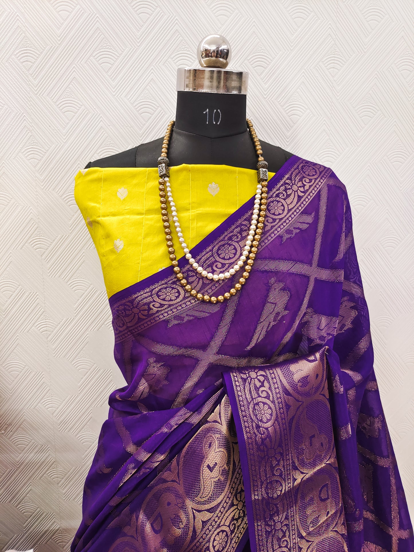 Charming VIsocse Dola Silk Saree With Zari Weaving