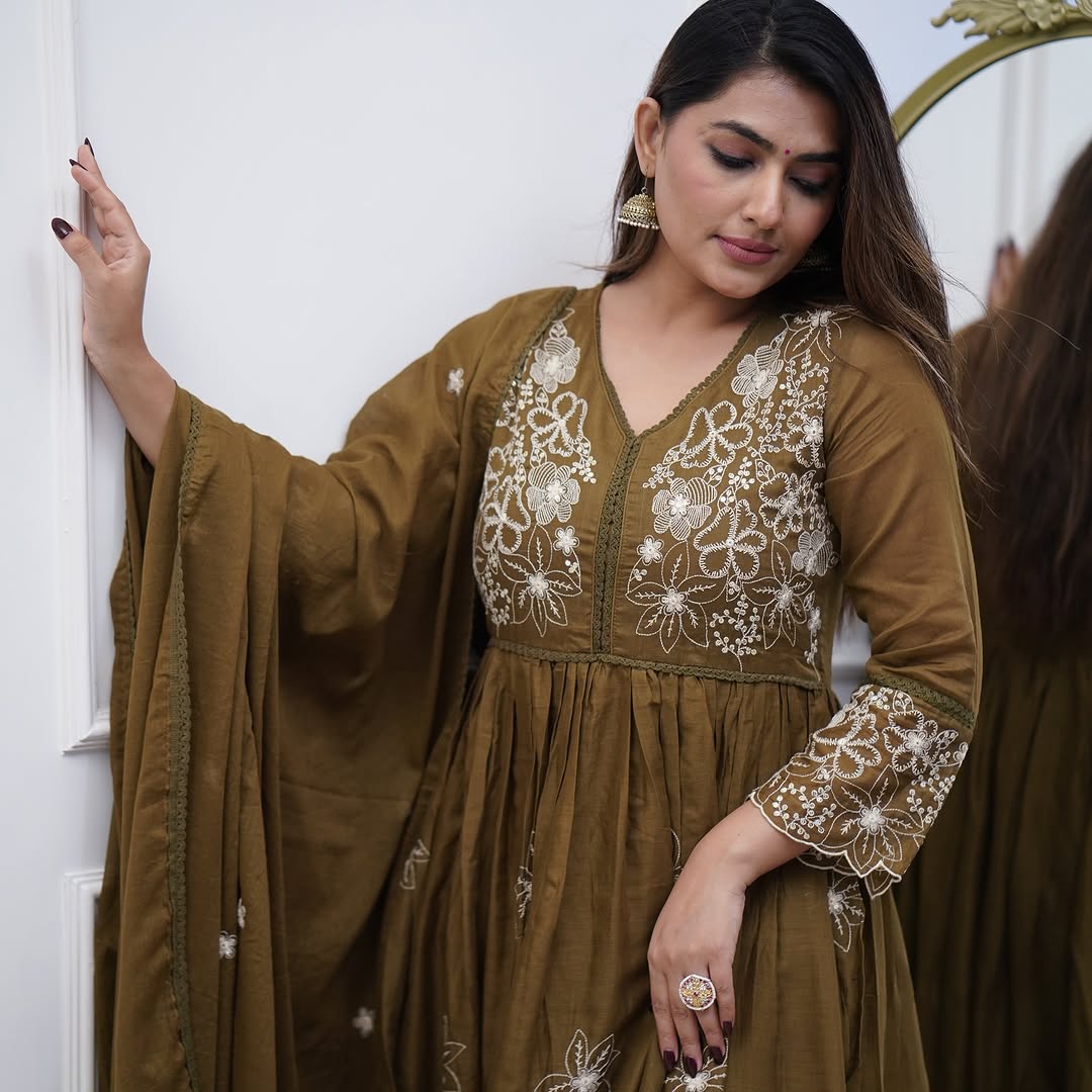 Attractive Pure Cotton Silk Embroidery Suit Set