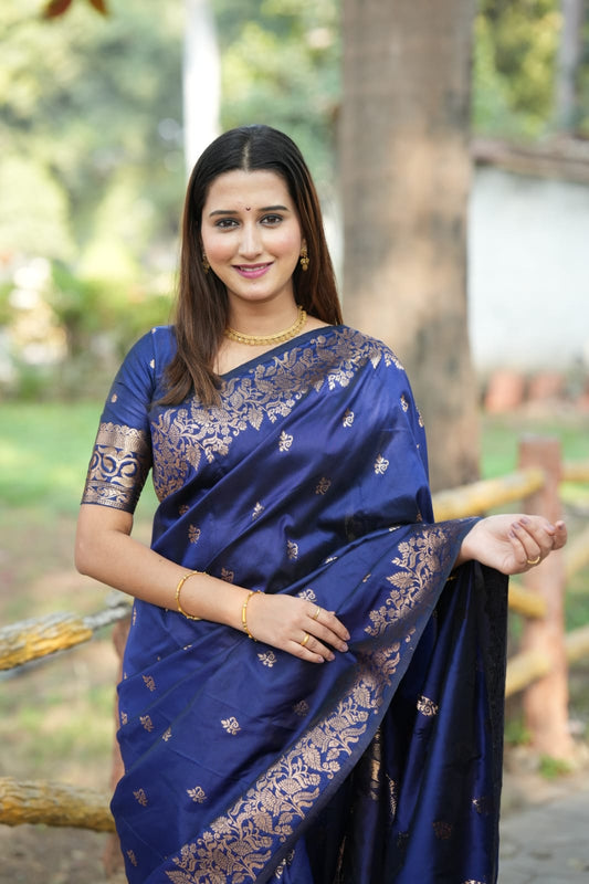 Glamorous Soft Silk Saree With Golden Zari Weaving