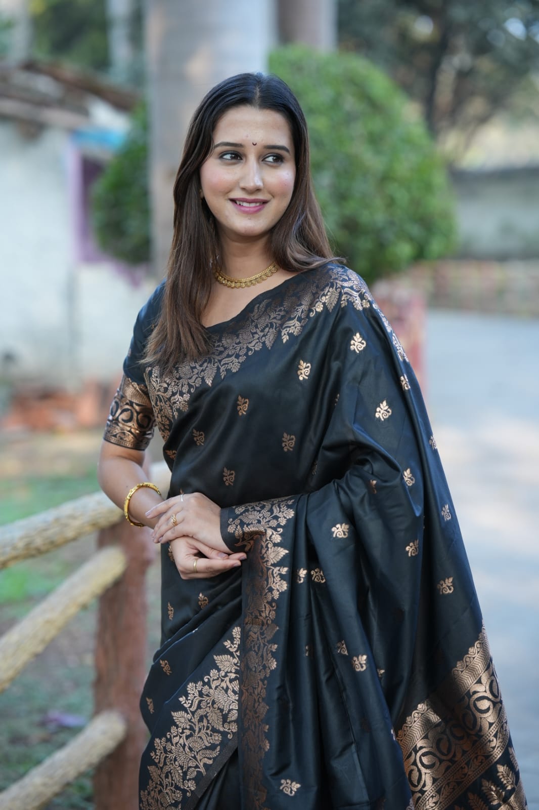 Glamorous Soft Silk Saree With Golden Zari Weaving