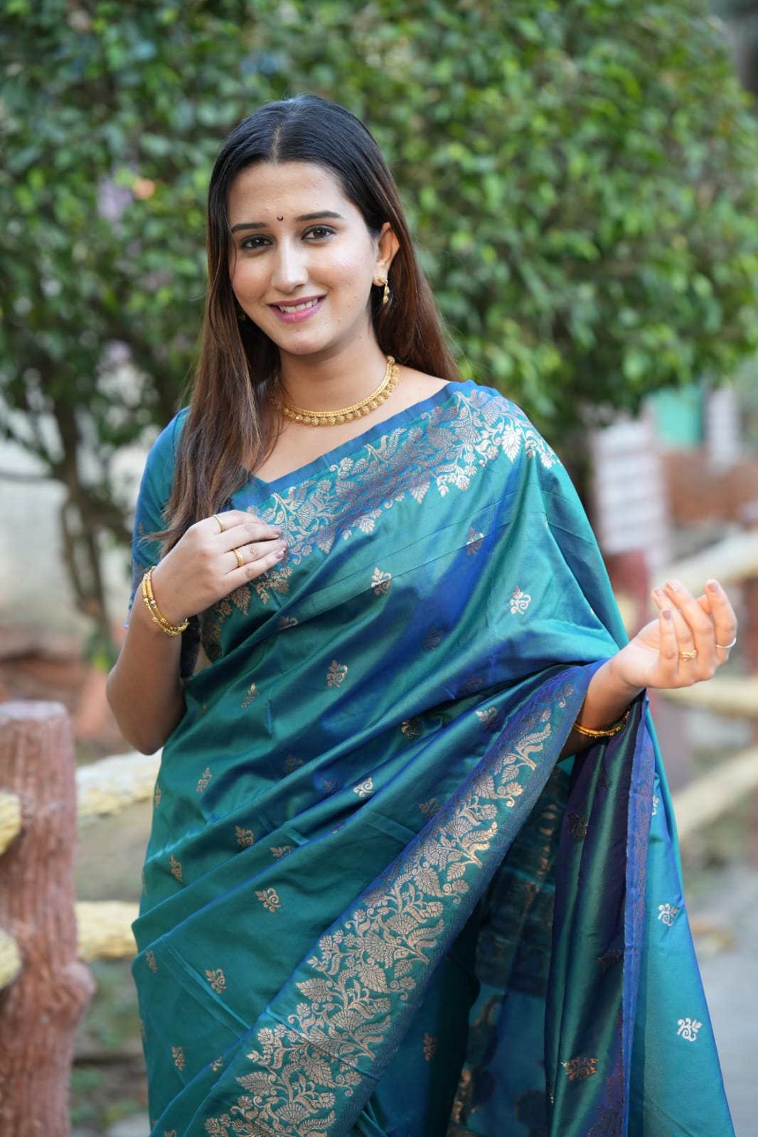 Glamorous Soft Silk Saree With Golden Zari Weaving
