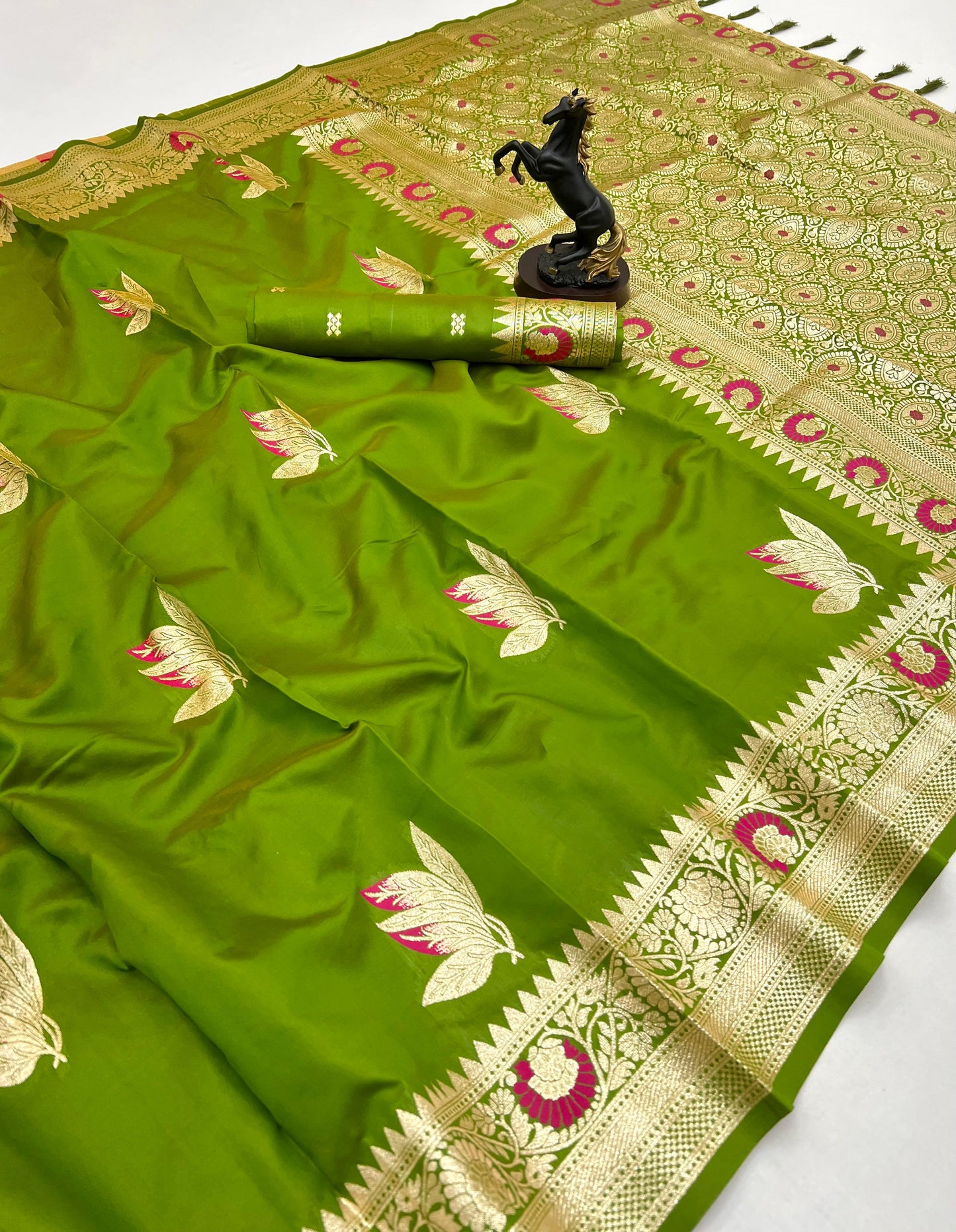 Elegant Festive Look Soft Silk Saree With Zari Weaving