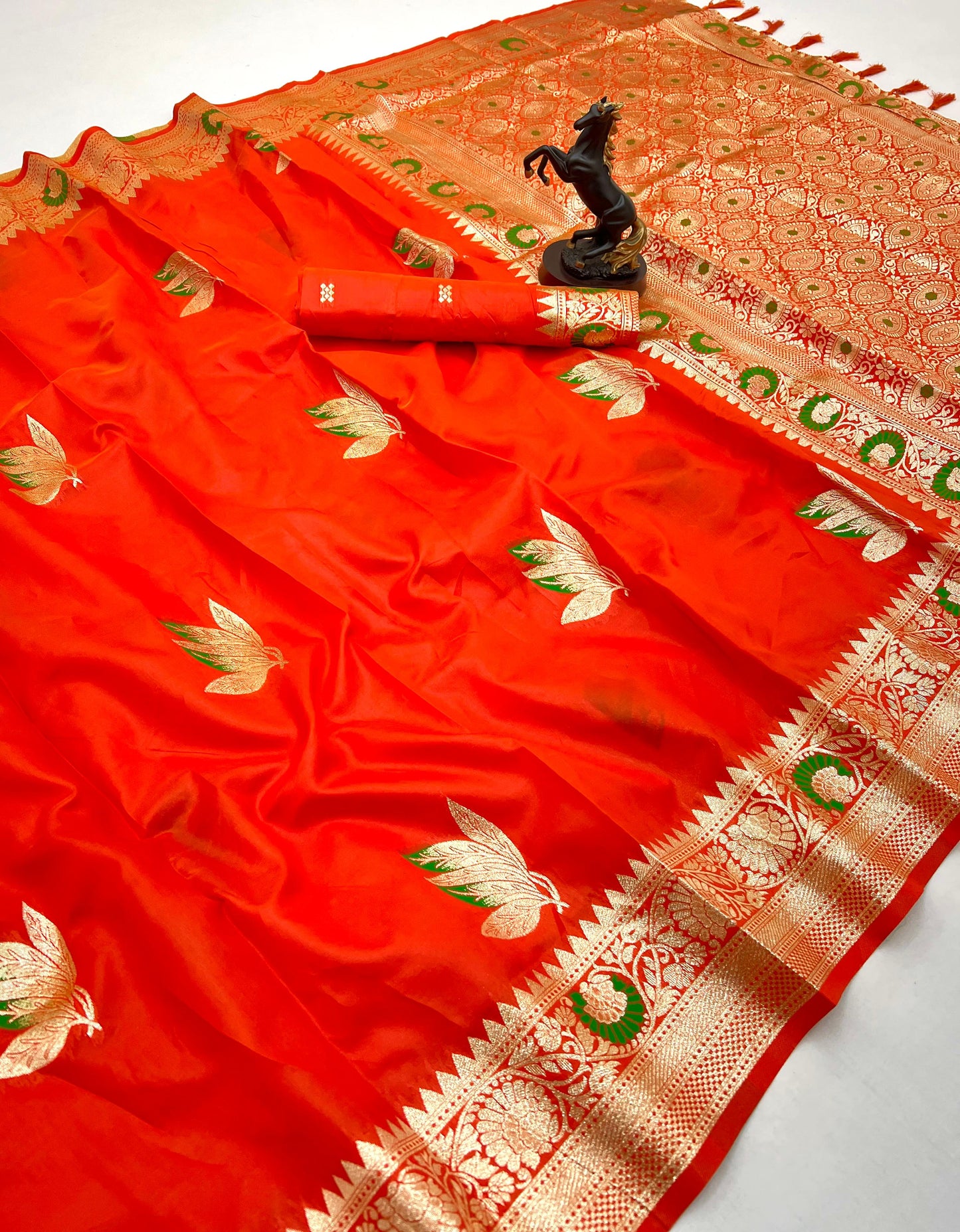 Elegant Festive Look Soft Silk Saree With Zari Weaving