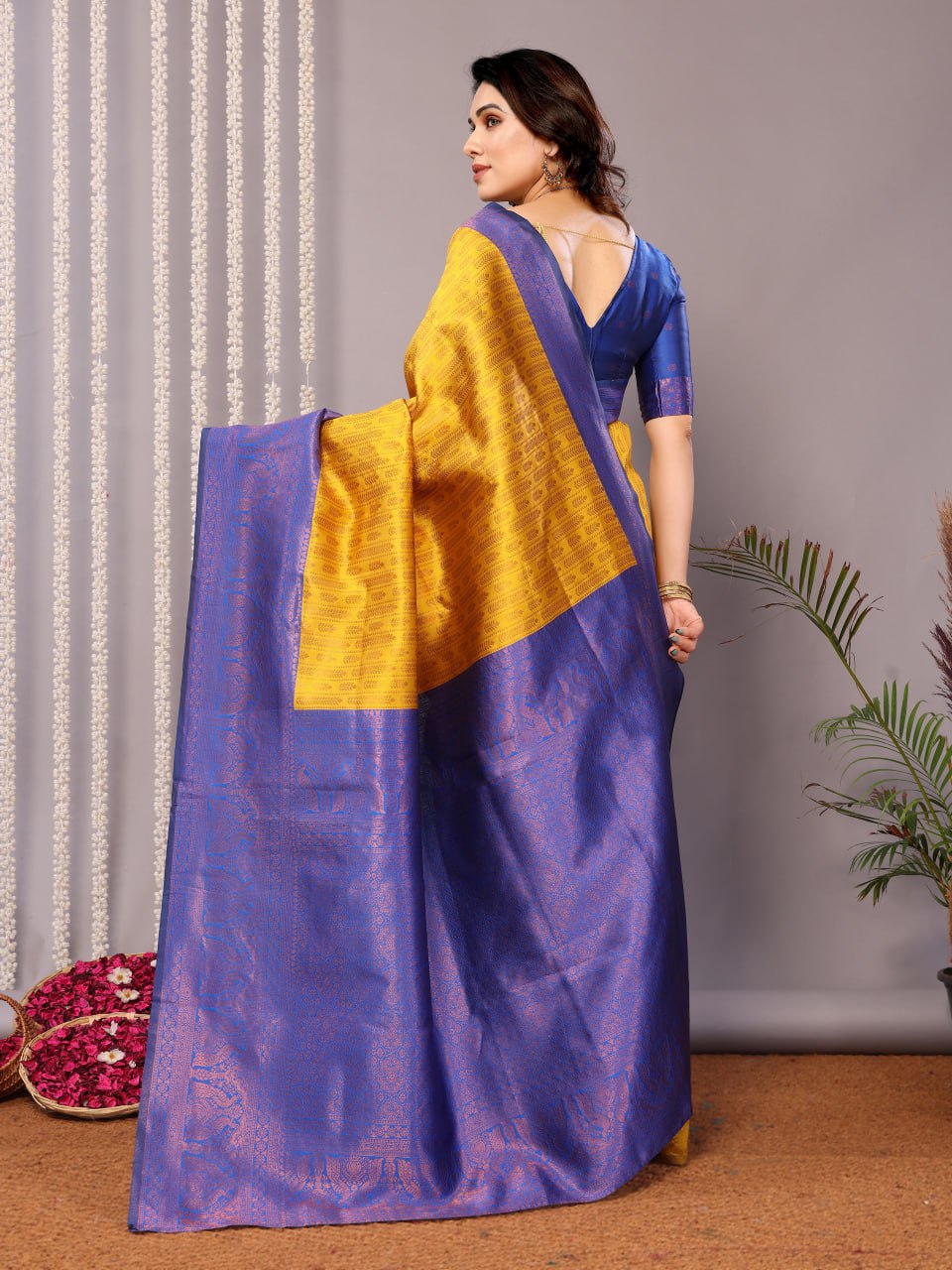 Most Glamorous Banasari Silk Saree With Blouse