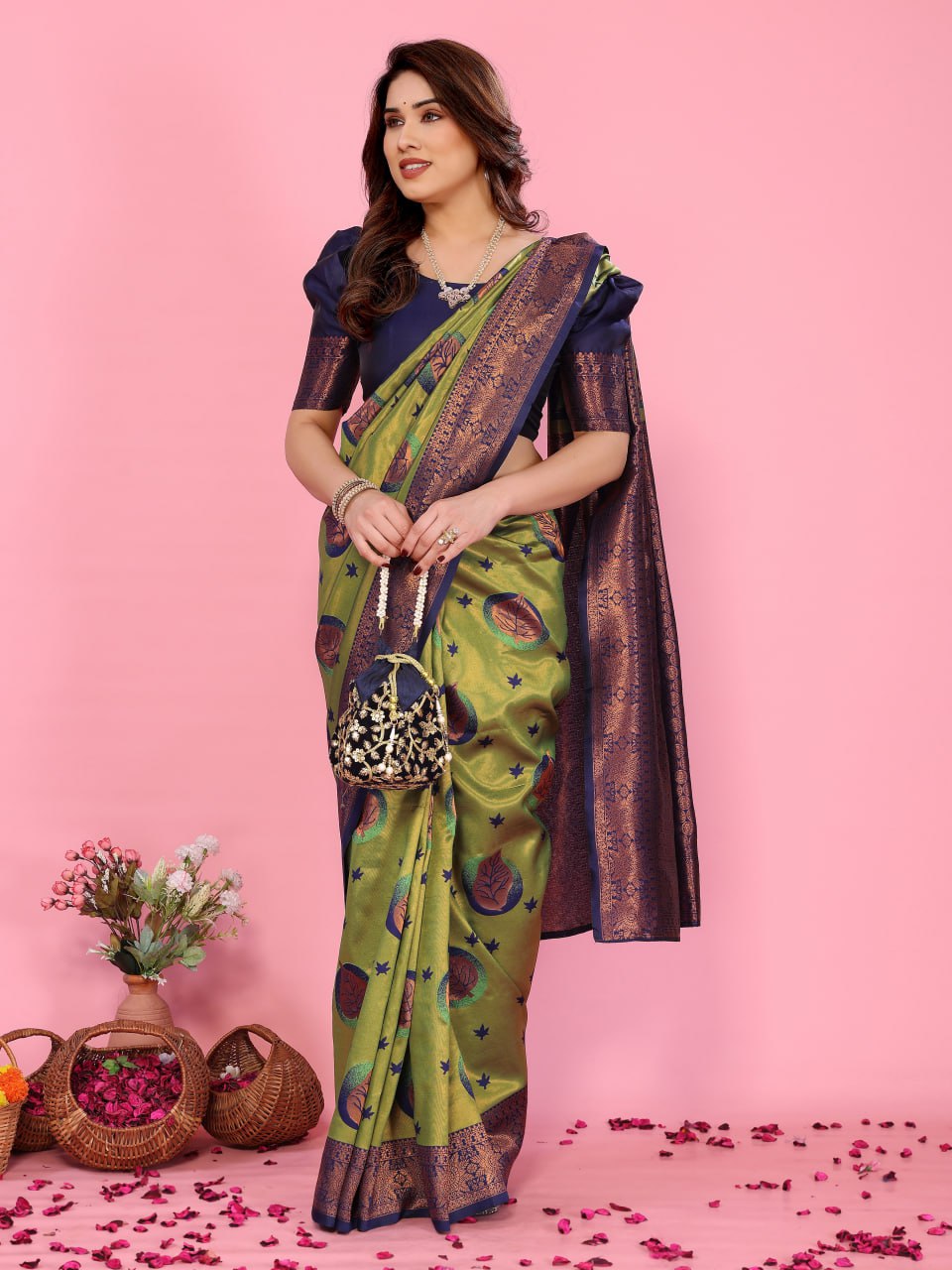 Most Pleasing Banasari Silk Saree With Blouse