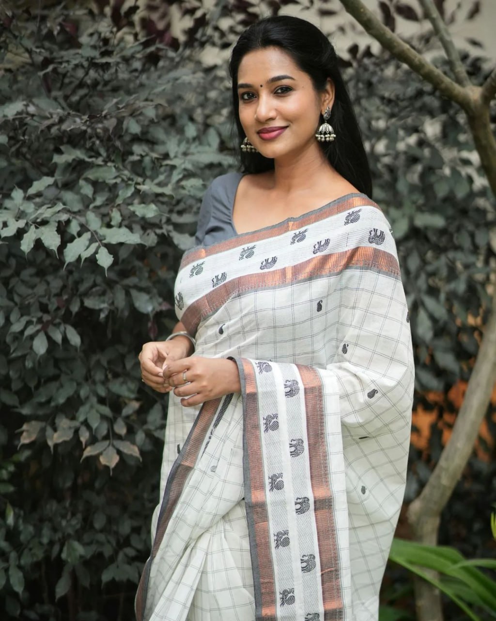 Most Glamorous Banarasi Silk Saree With Zari Weaving