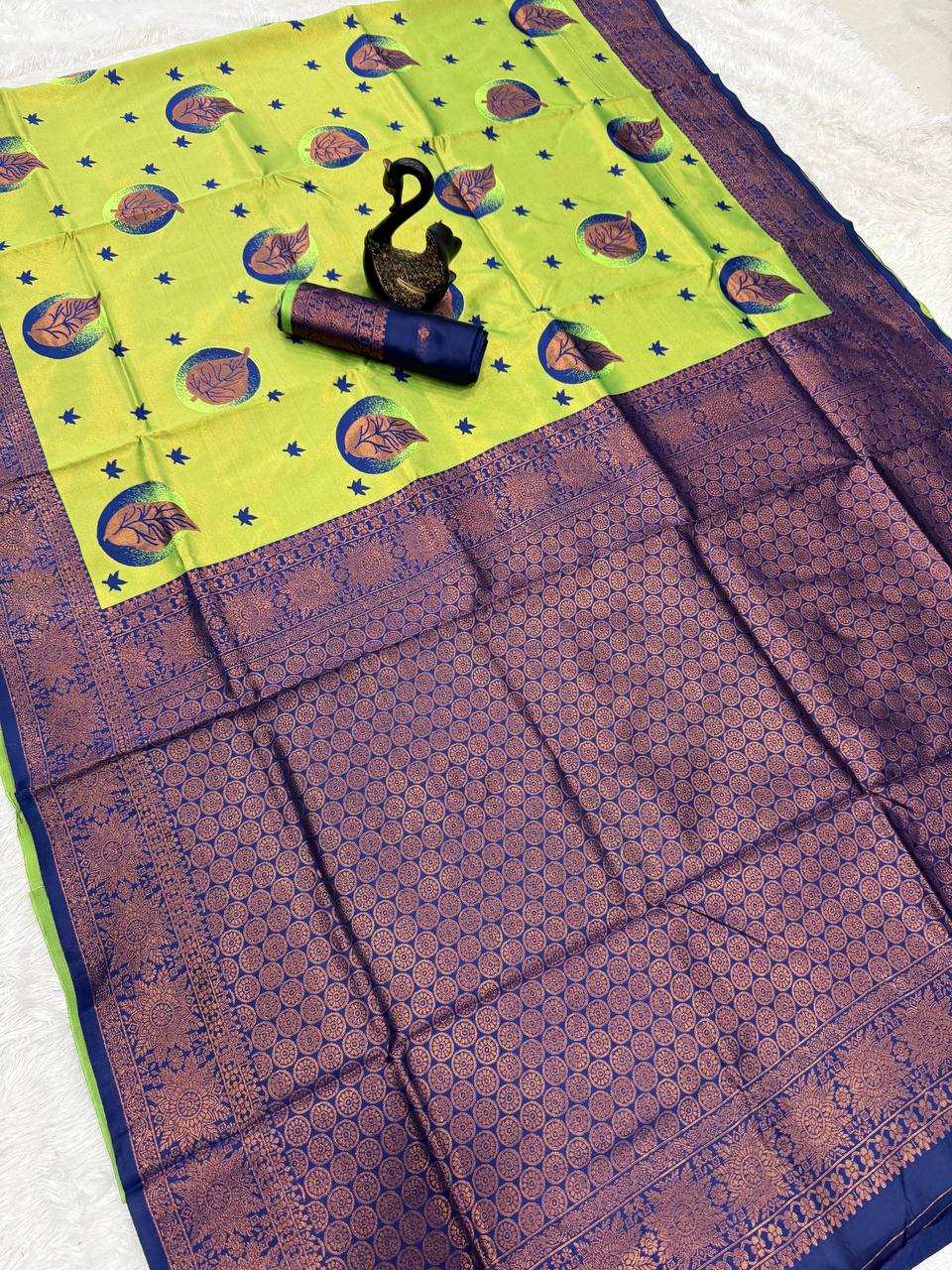 Very Beautiful Banarasi Silk Saree With Blouse