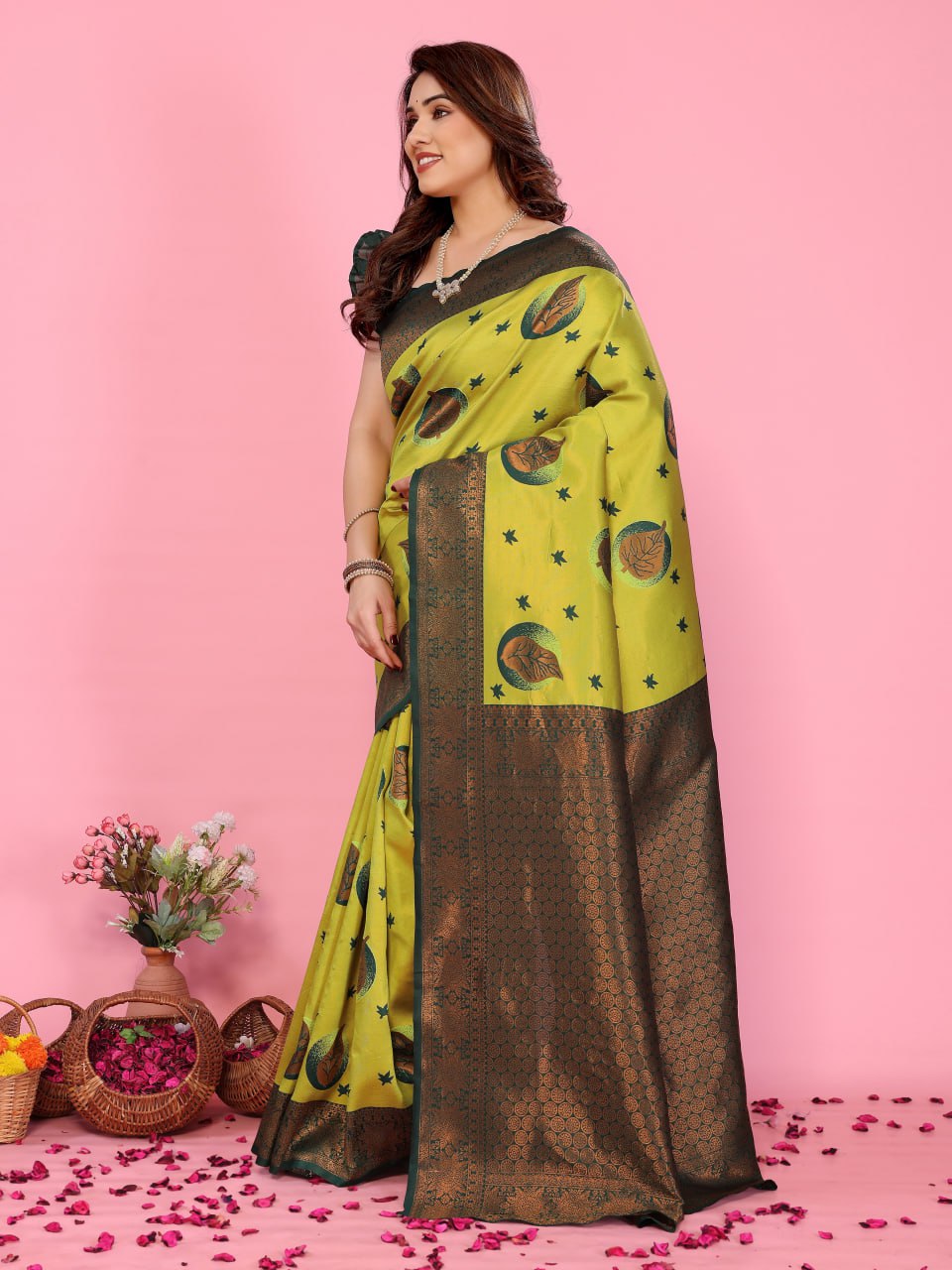 Most Pleasing Banasari Silk Saree With Blouse