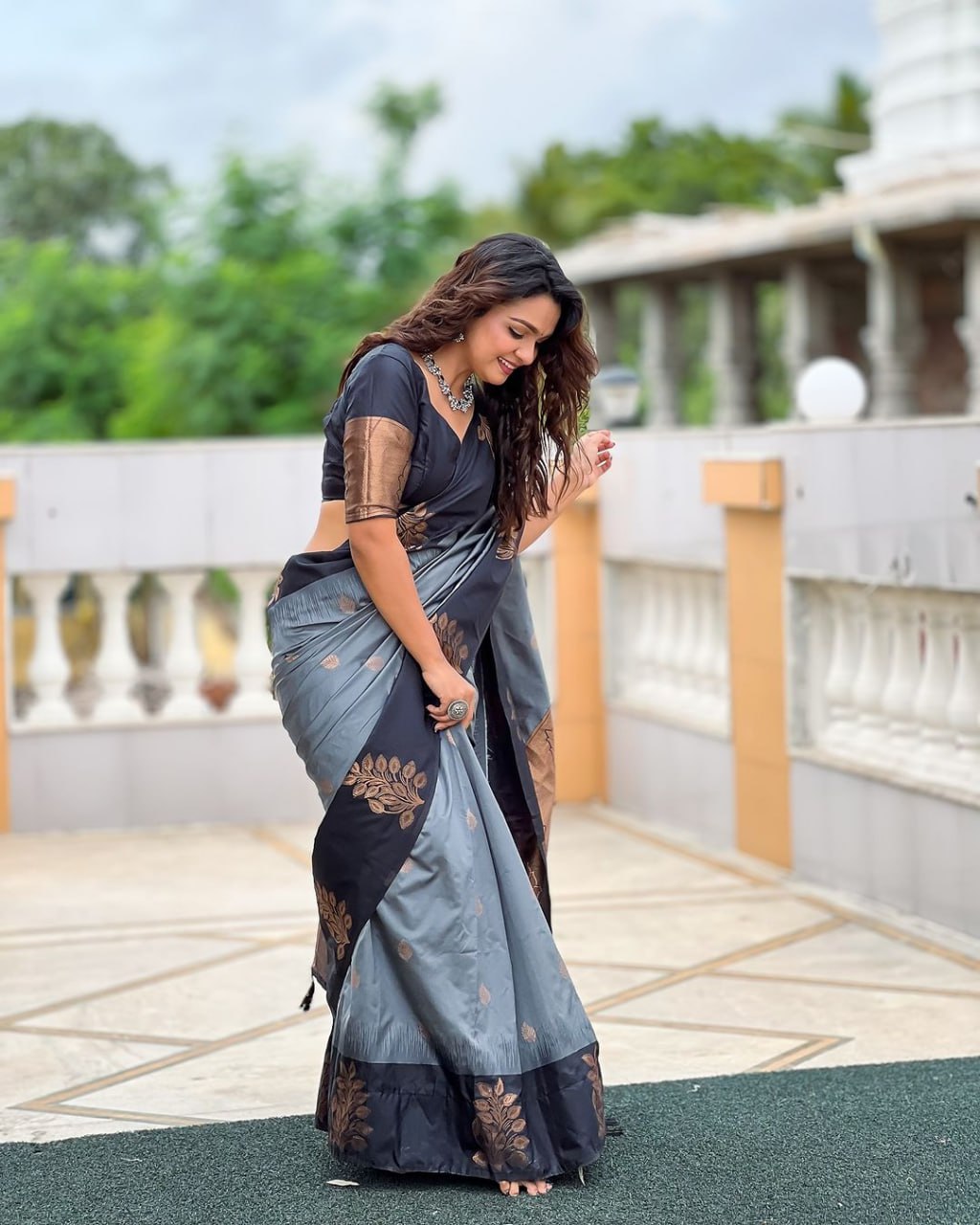 Most Good-Looking Banarasi Silk Saree With Zari Weaving