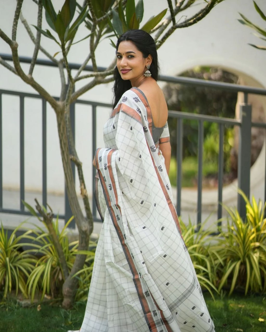 Most Glamorous Banarasi Silk Saree With Zari Weaving