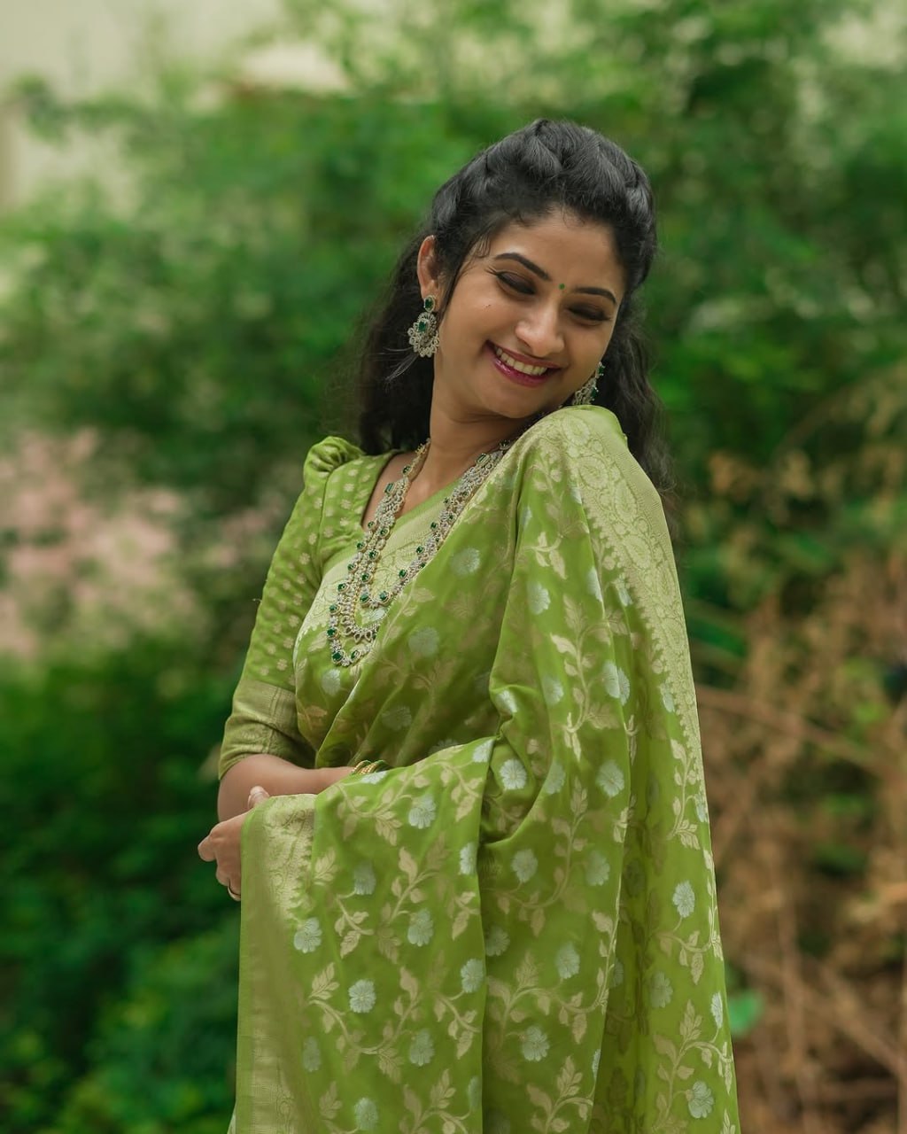 Most Stunning Banarasi Silk Saree With Rich Pallu
