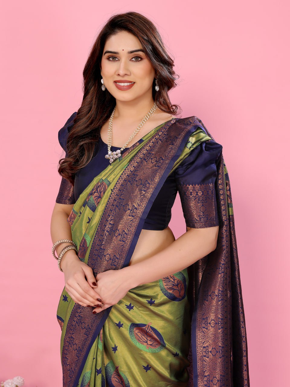 Most Pleasing Banasari Silk Saree With Blouse