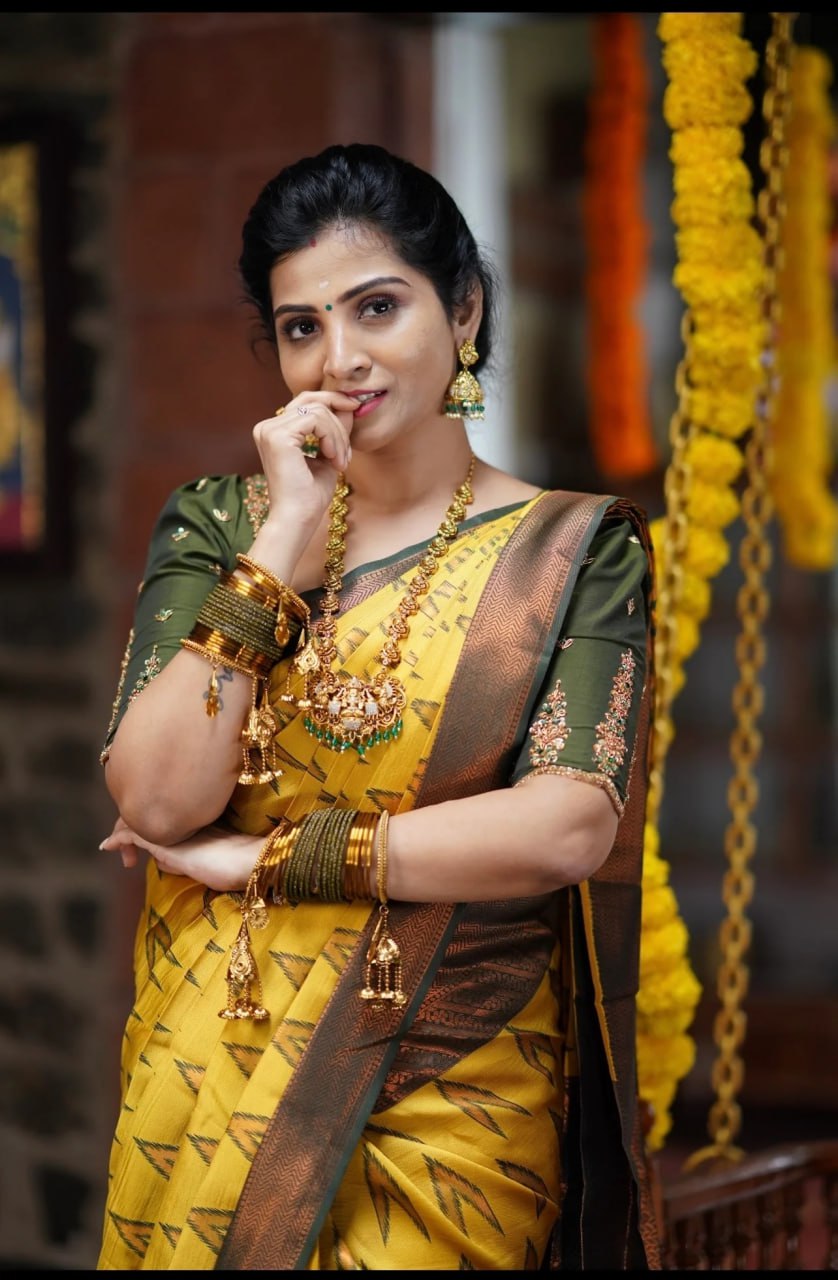 Most Lovely Banasari Silk Saree With Blouse