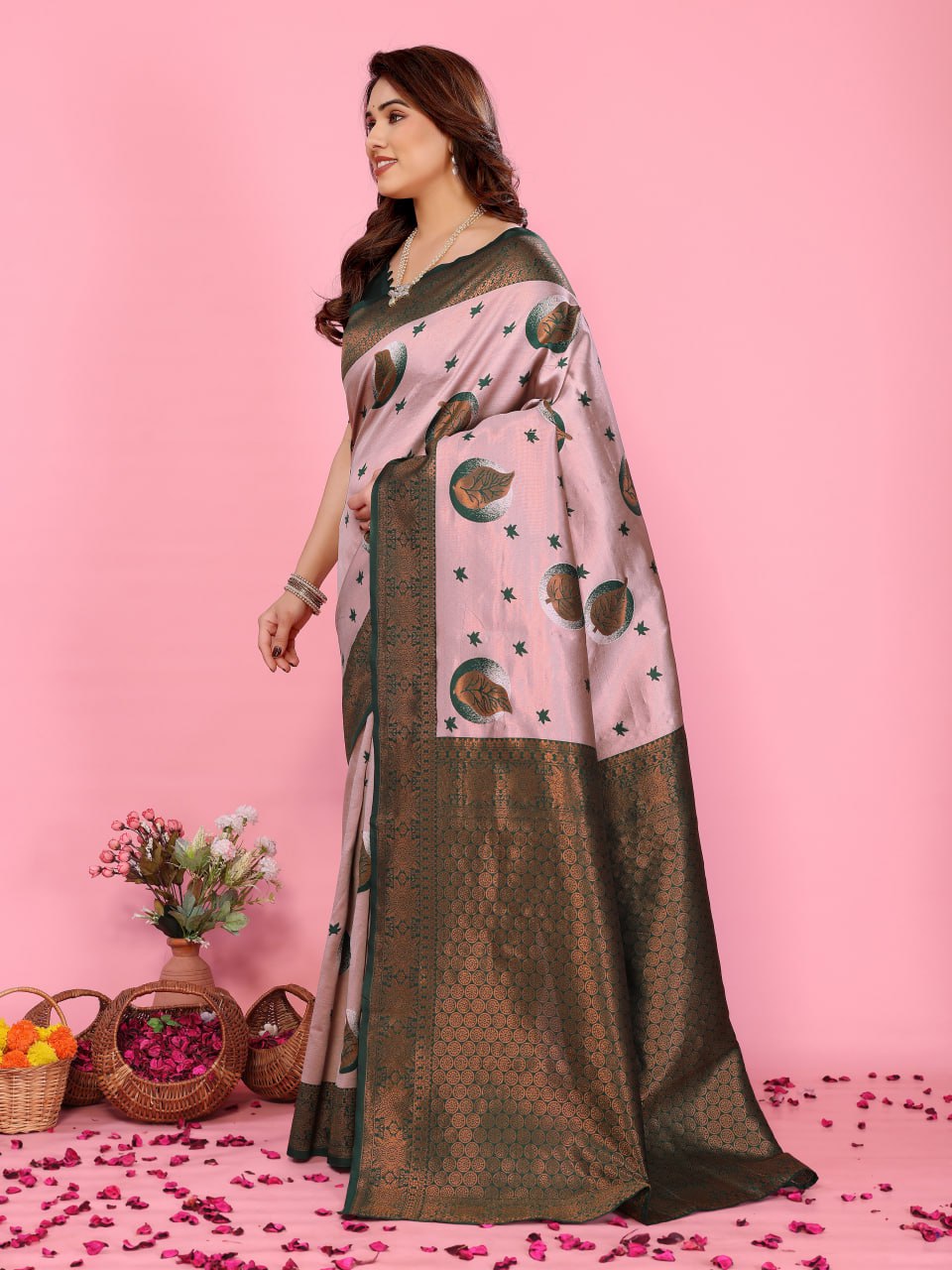 Most Pleasing Banasari Silk Saree With Blouse