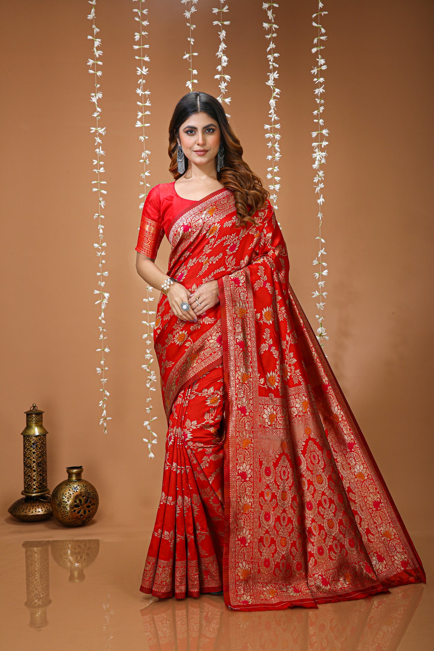 Graceful Zari Weaving Soft Silk Saree With stunning  Blouse Piece