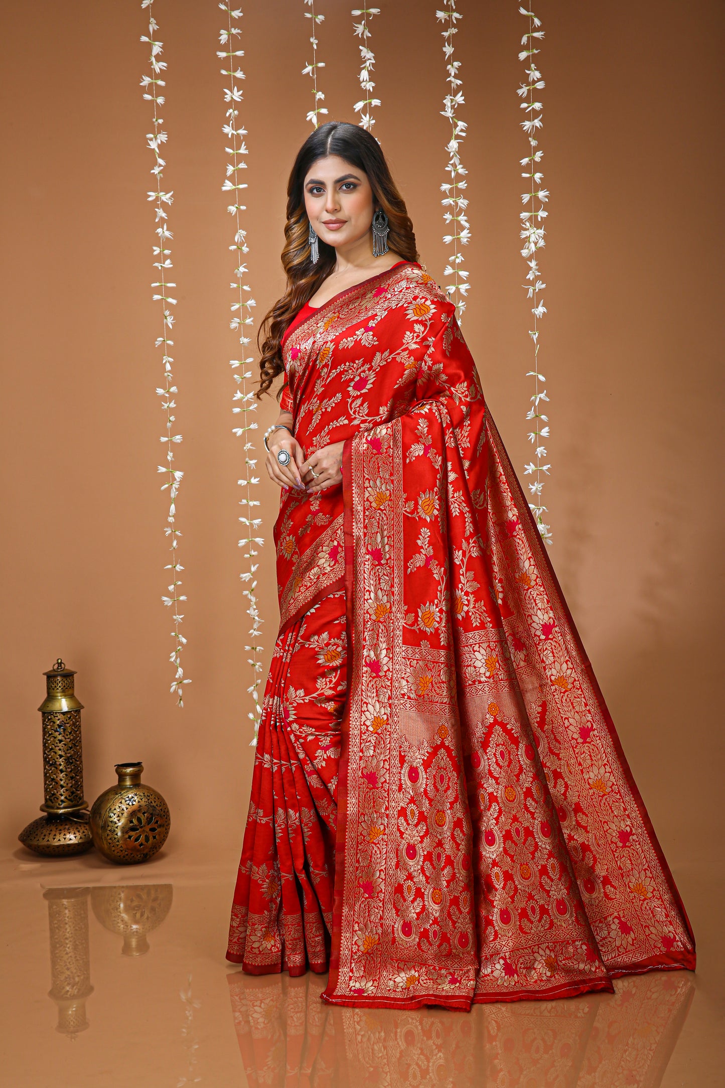 Graceful Zari Weaving Soft Silk Saree With stunning  Blouse Piece