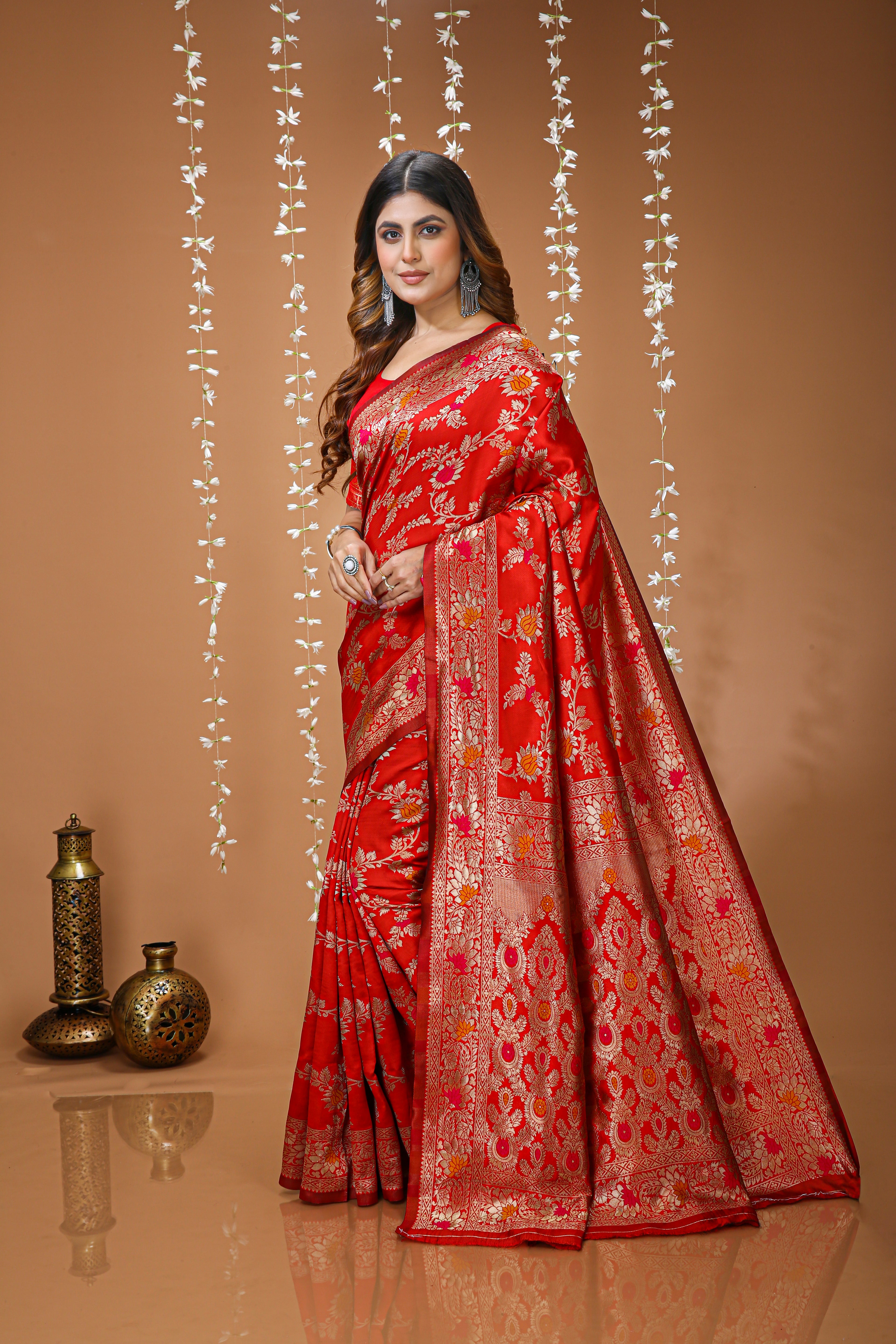 Graceful Zari Weaving Soft Silk Saree With stunning  Blouse Piece
