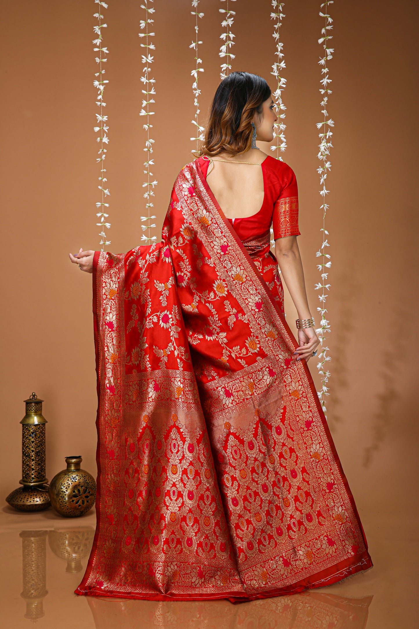 Graceful Zari Weaving Soft Silk Saree With stunning  Blouse Piece