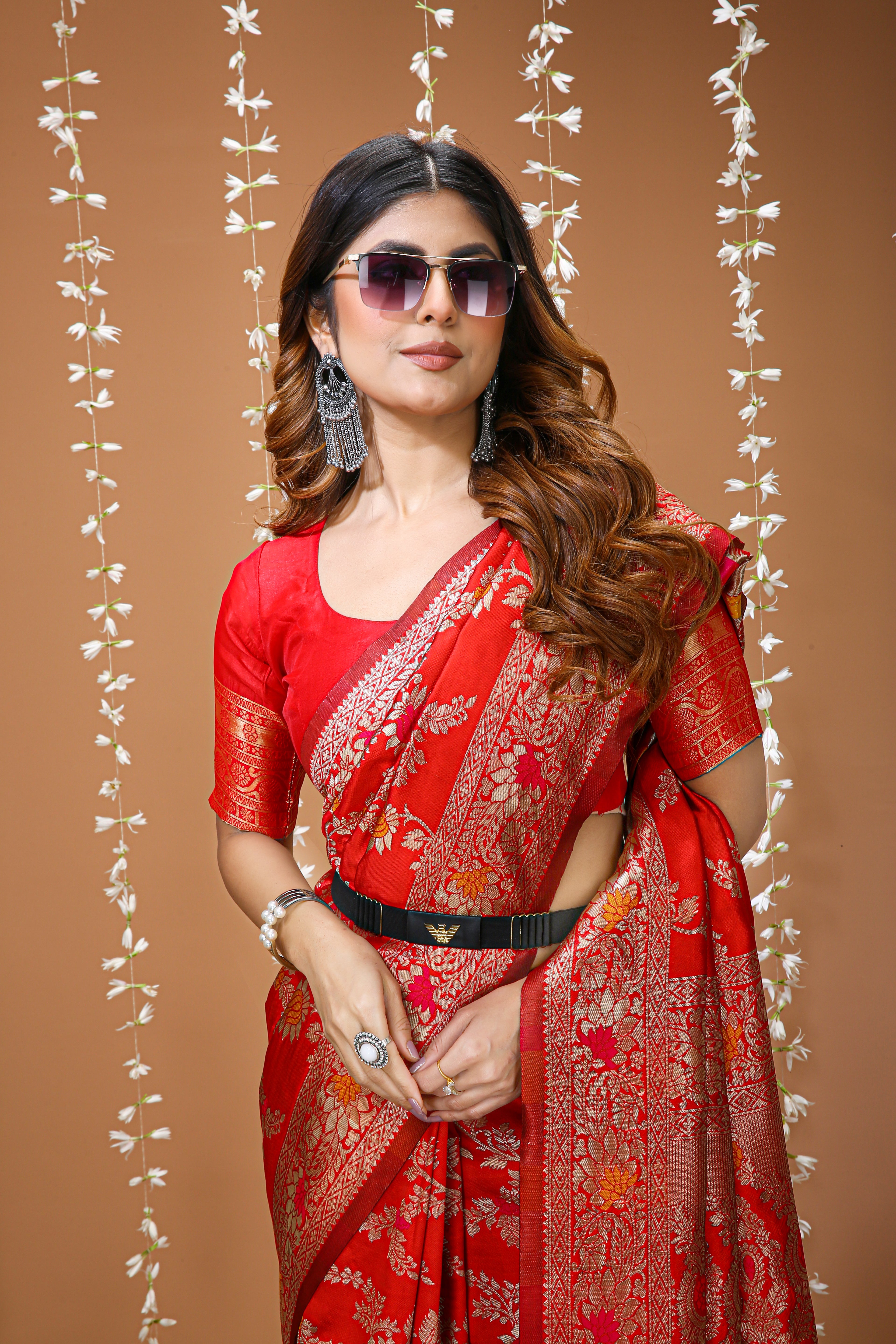 Graceful Zari Weaving Soft Silk Saree With stunning  Blouse Piece