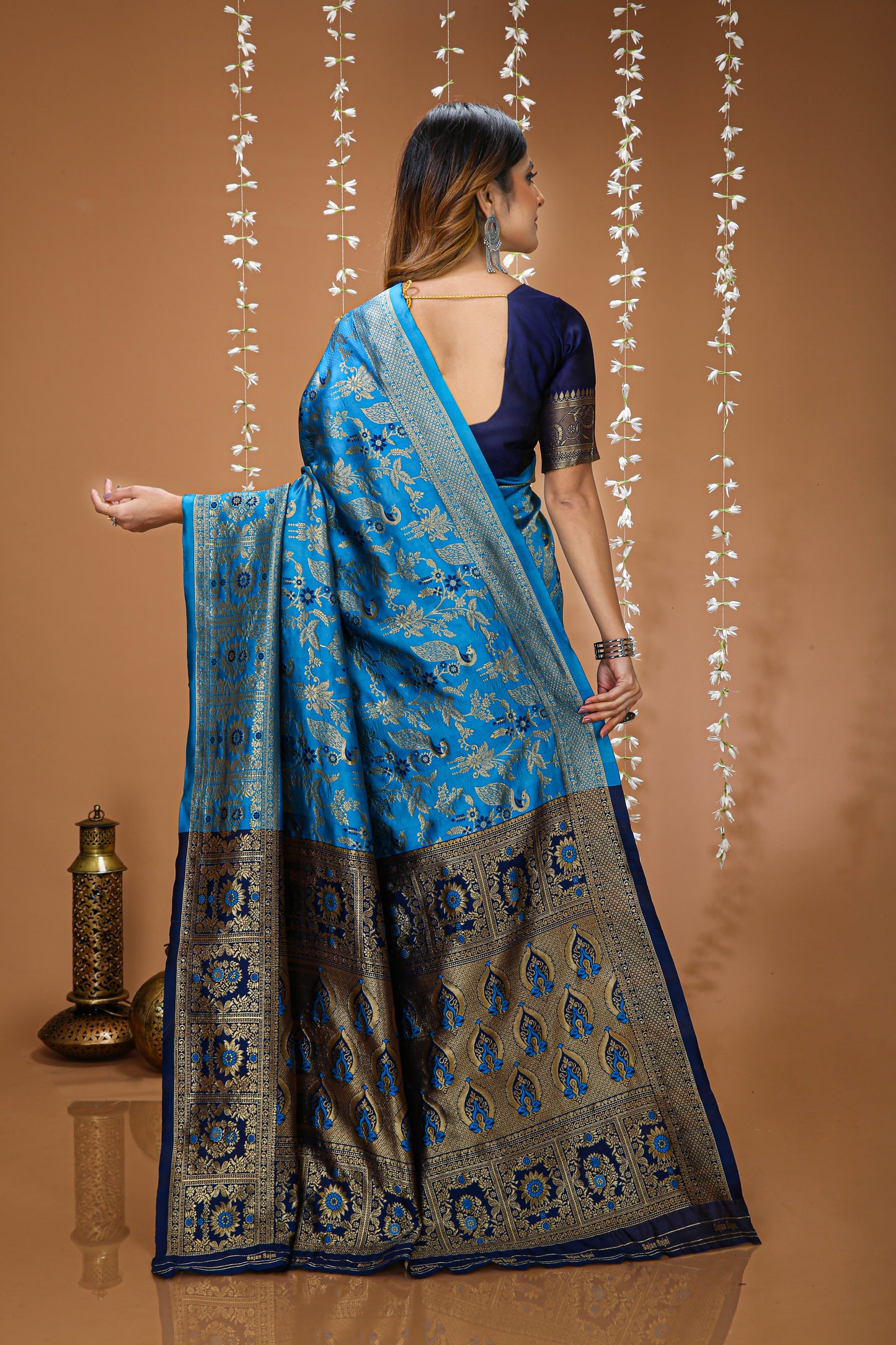 Elegant Zari Weaving Soft Silk Saree With Blouse Piece