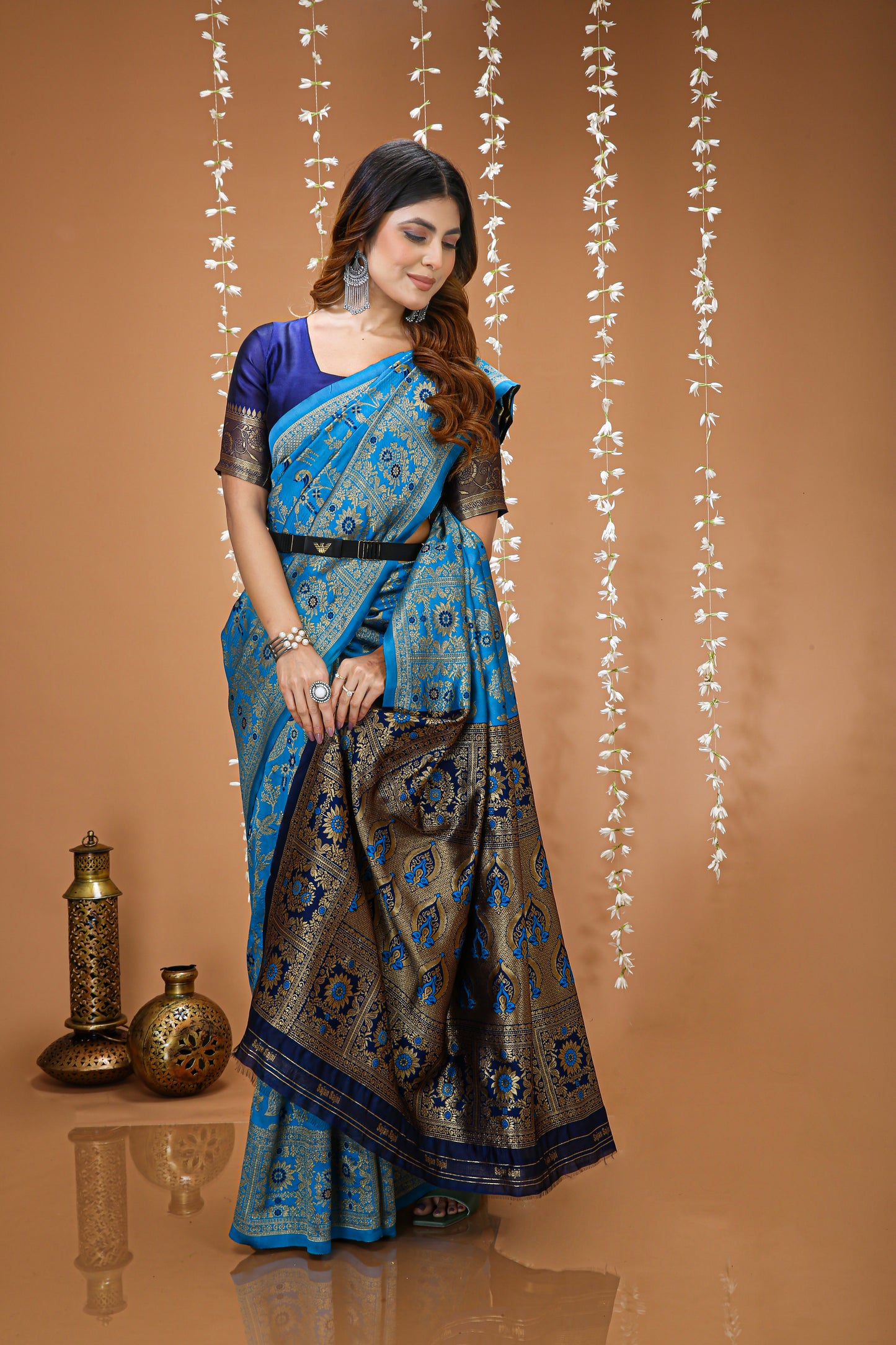 Elegant Zari Weaving Soft Silk Saree With Blouse Piece