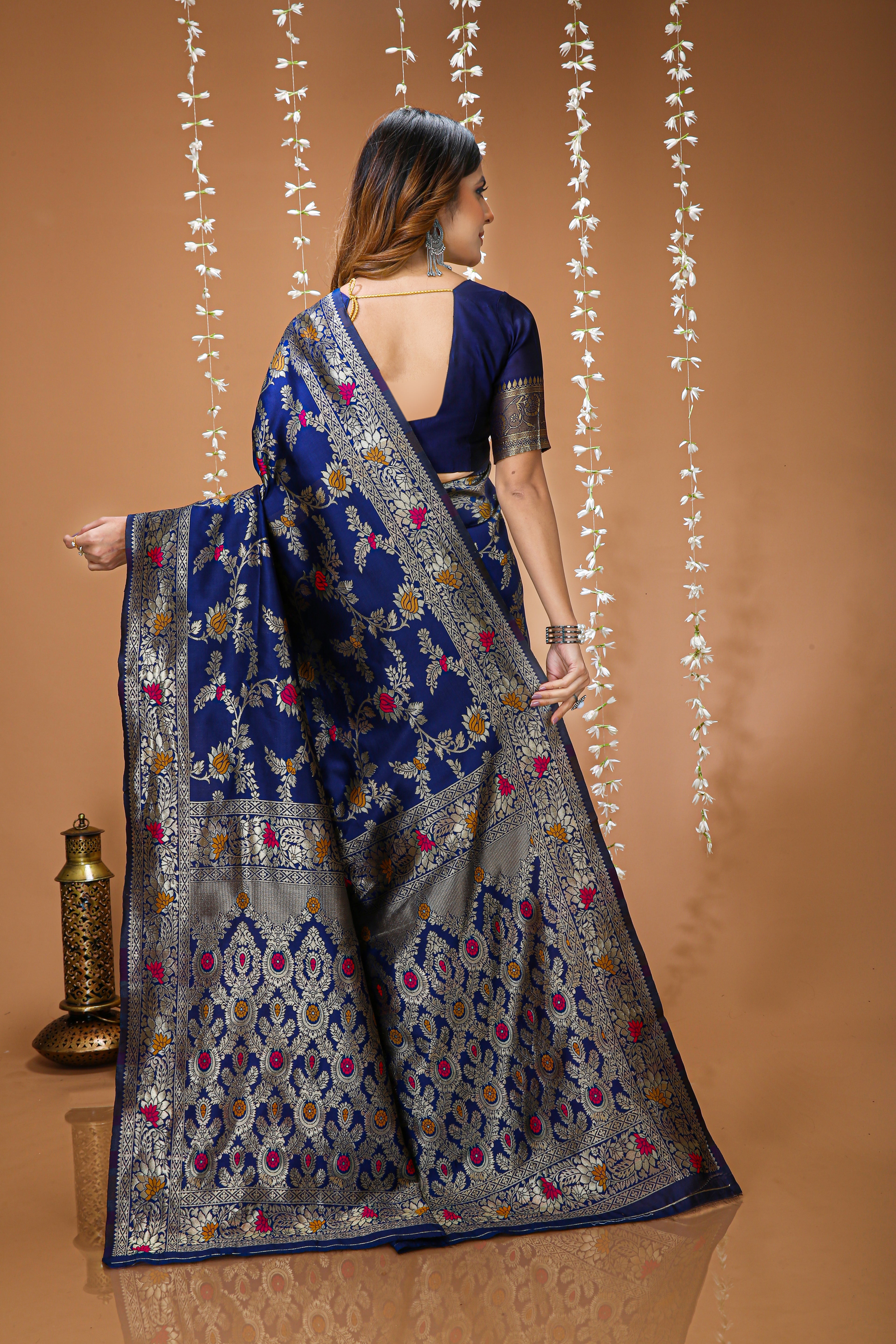 Graceful Zari Weaving Soft Silk Saree With stunning  Blouse Piece