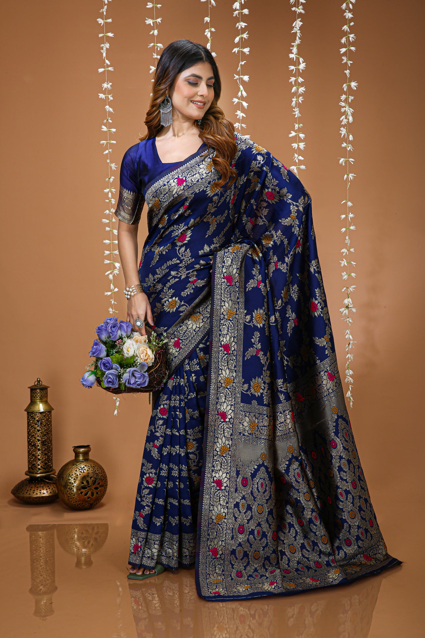 Graceful Zari Weaving Soft Silk Saree With stunning  Blouse Piece