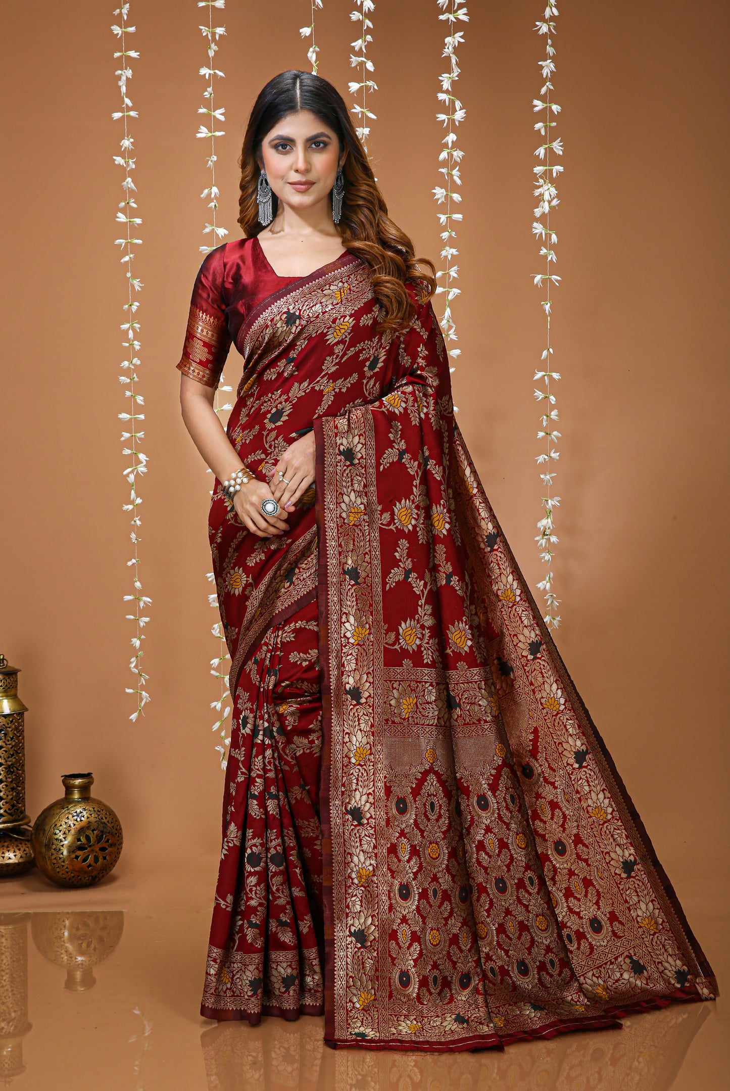 Graceful Zari Weaving Soft Silk Saree With stunning  Blouse Piece