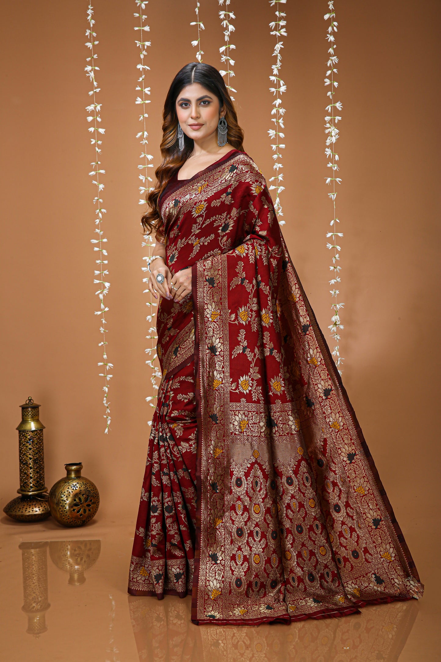 Graceful Zari Weaving Soft Silk Saree With stunning  Blouse Piece