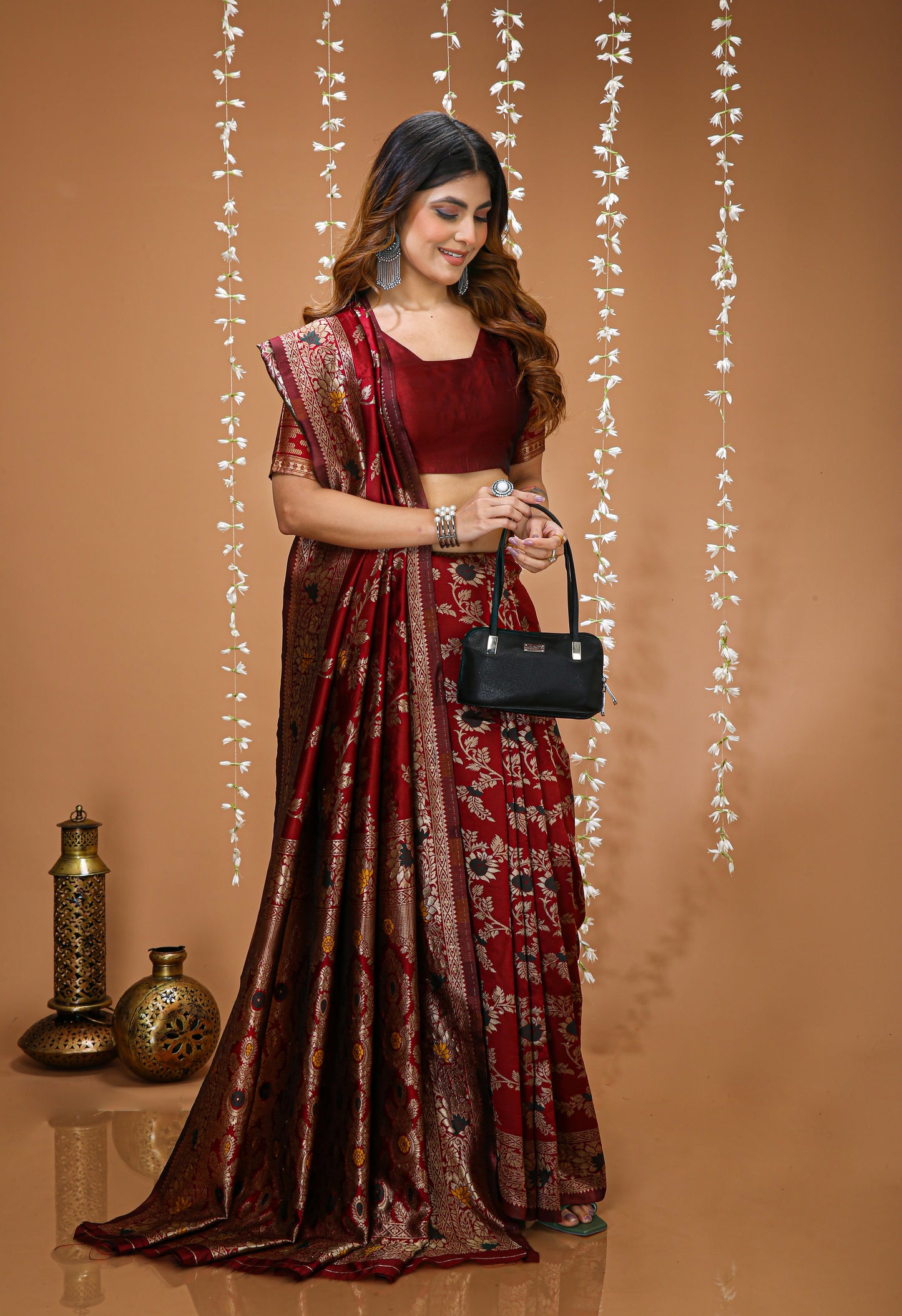 Graceful Zari Weaving Soft Silk Saree With stunning  Blouse Piece