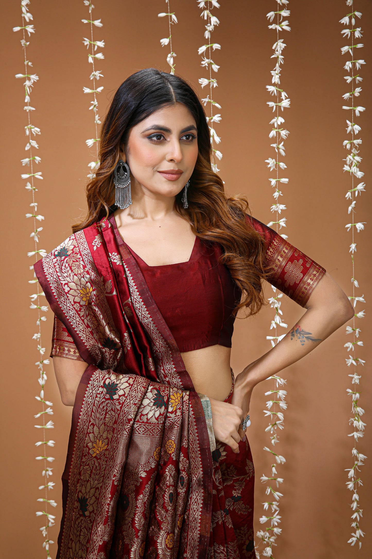 Graceful Zari Weaving Soft Silk Saree With stunning  Blouse Piece