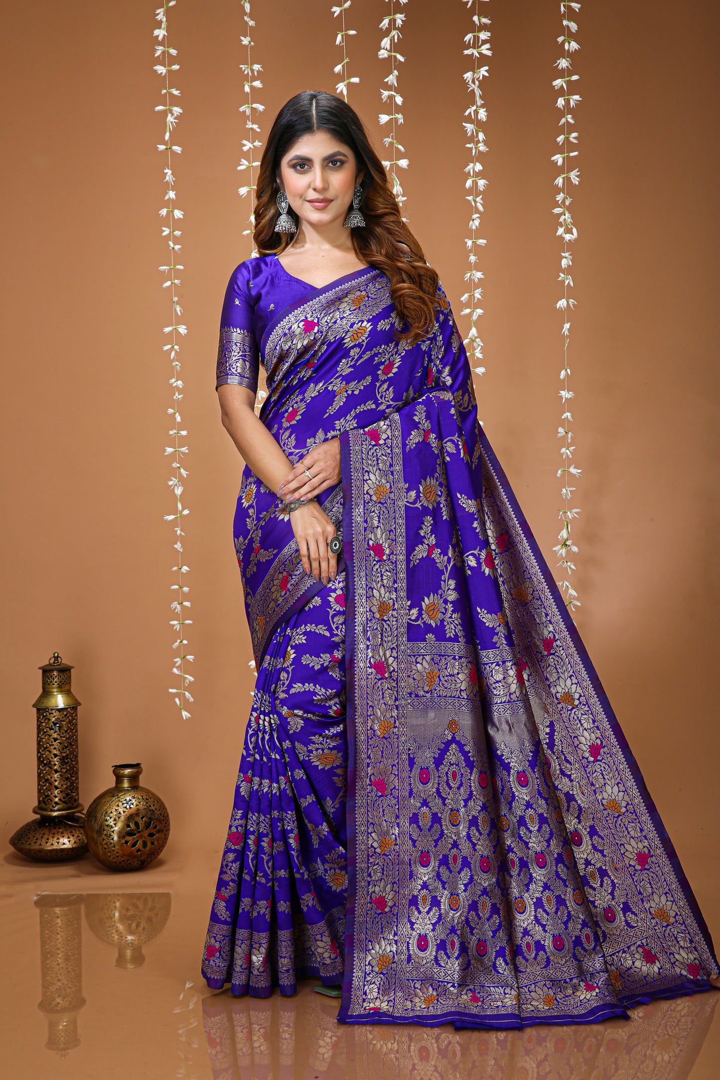 Graceful Zari Weaving Soft Silk Saree With stunning  Blouse Piece