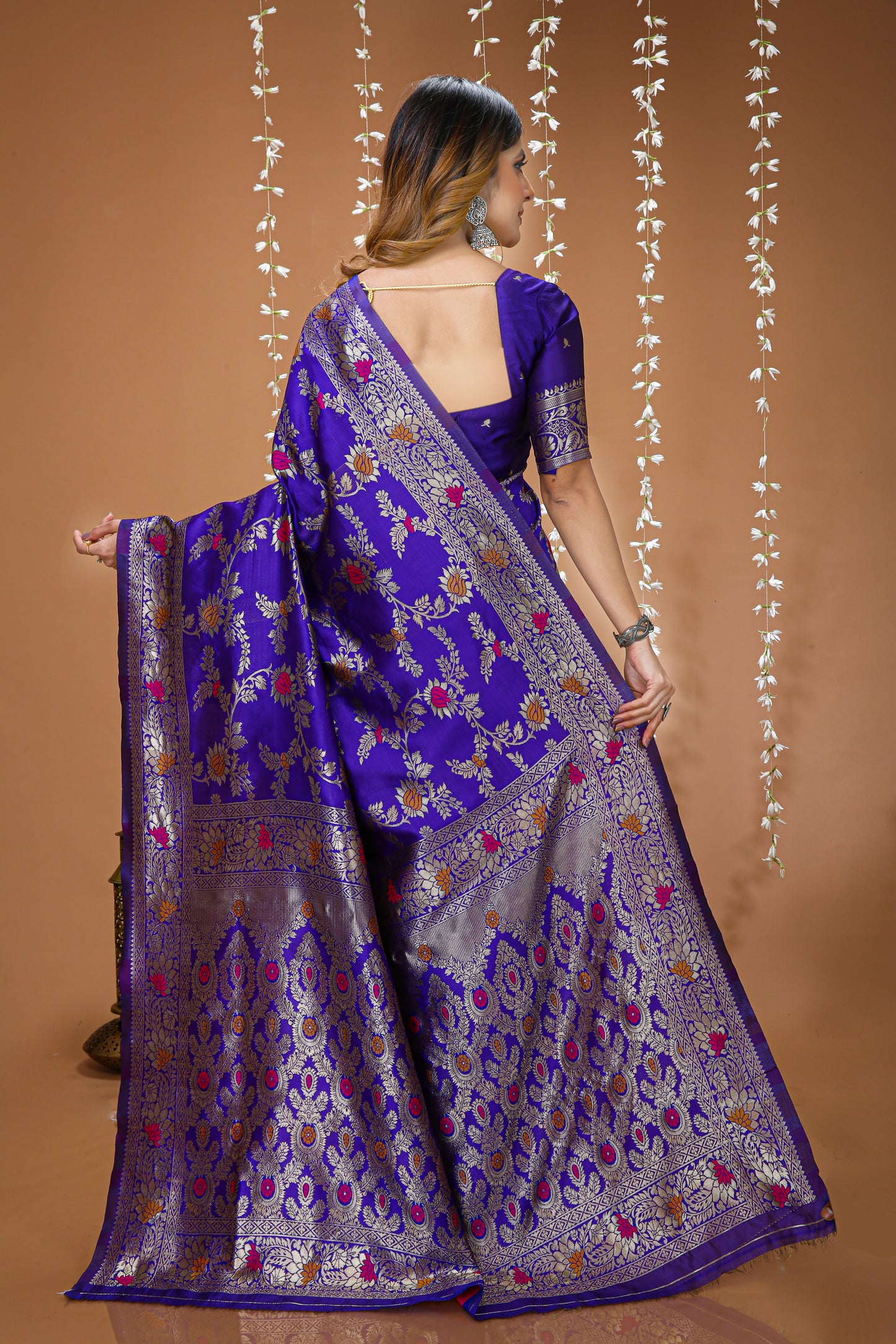 Graceful Zari Weaving Soft Silk Saree With stunning  Blouse Piece