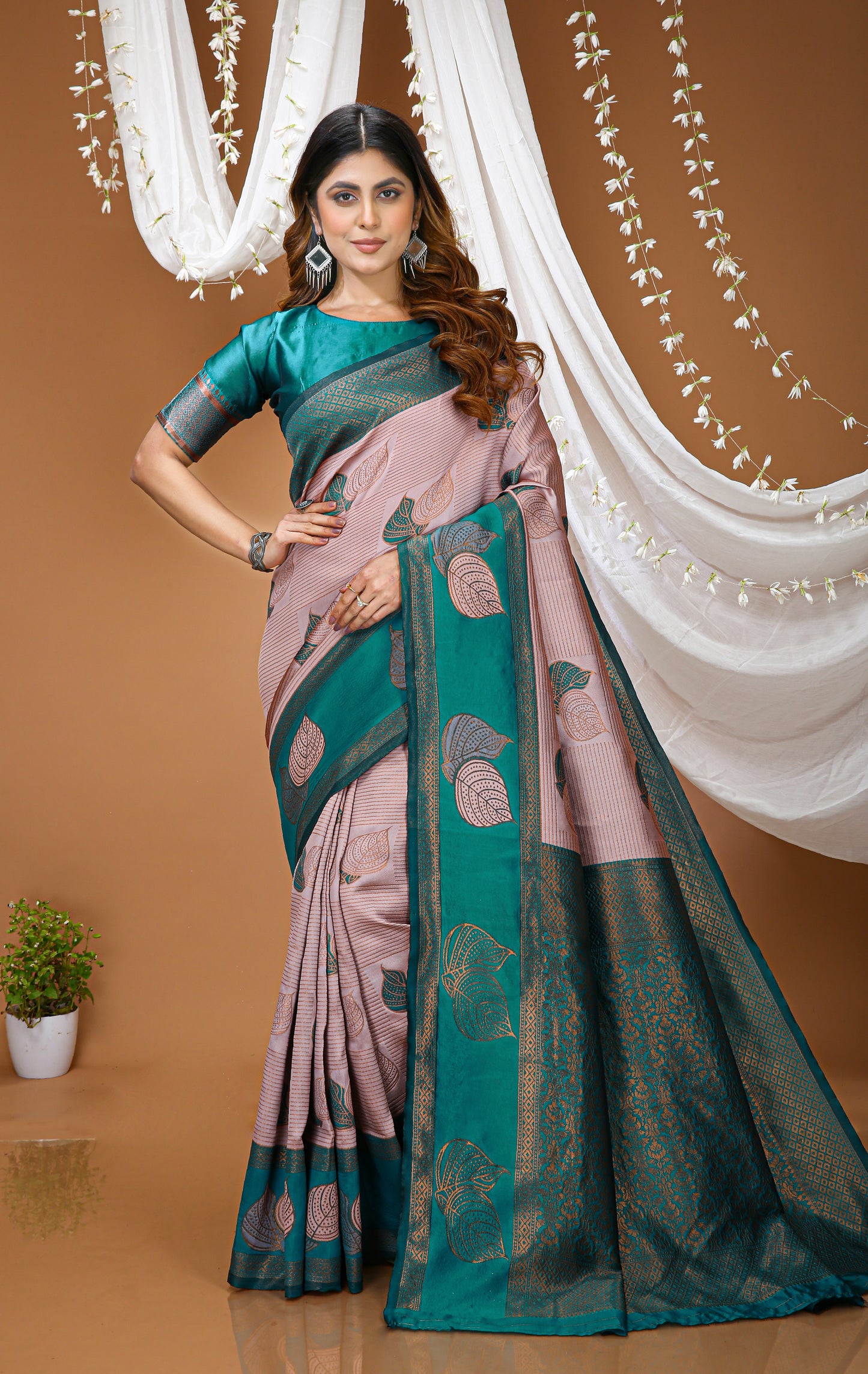 Aesthetic Zari Weaving Soft Silk Saree With alluring Blouse Piece