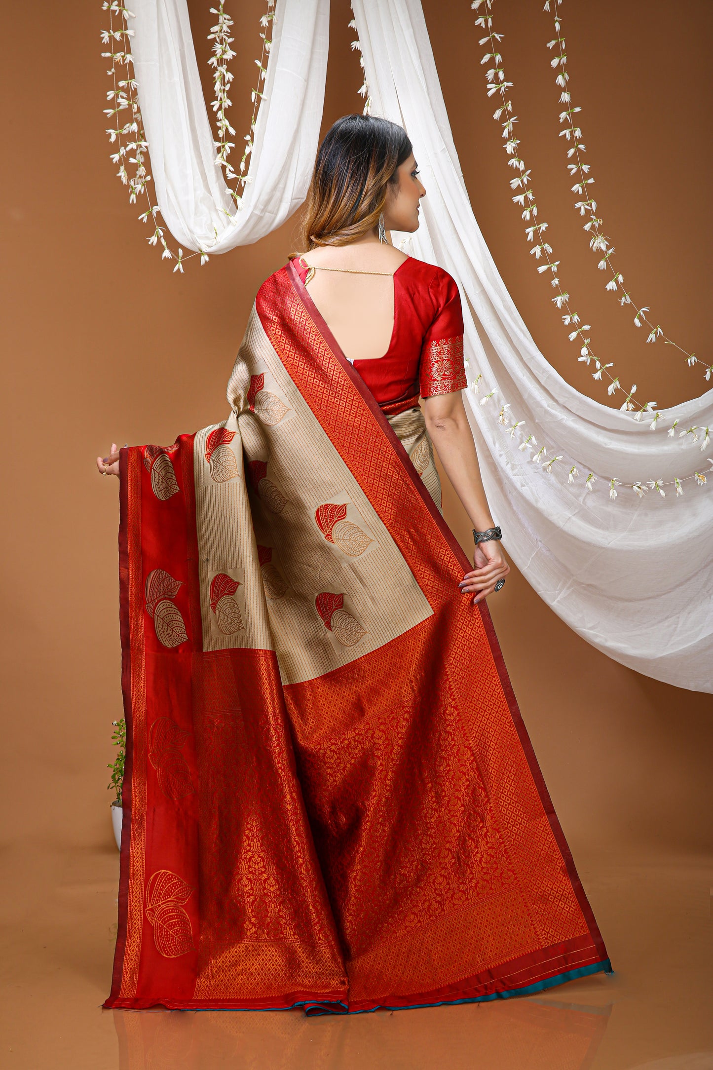 Aesthetic Zari Weaving Soft Silk Saree With alluring Blouse Piece
