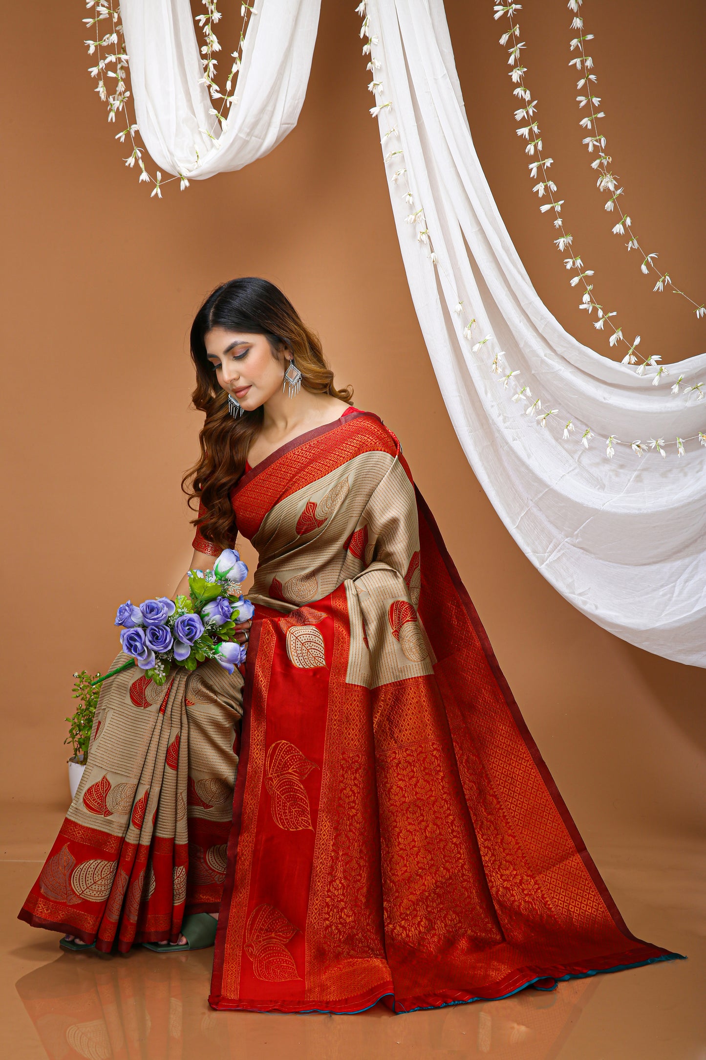Aesthetic Zari Weaving Soft Silk Saree With alluring Blouse Piece