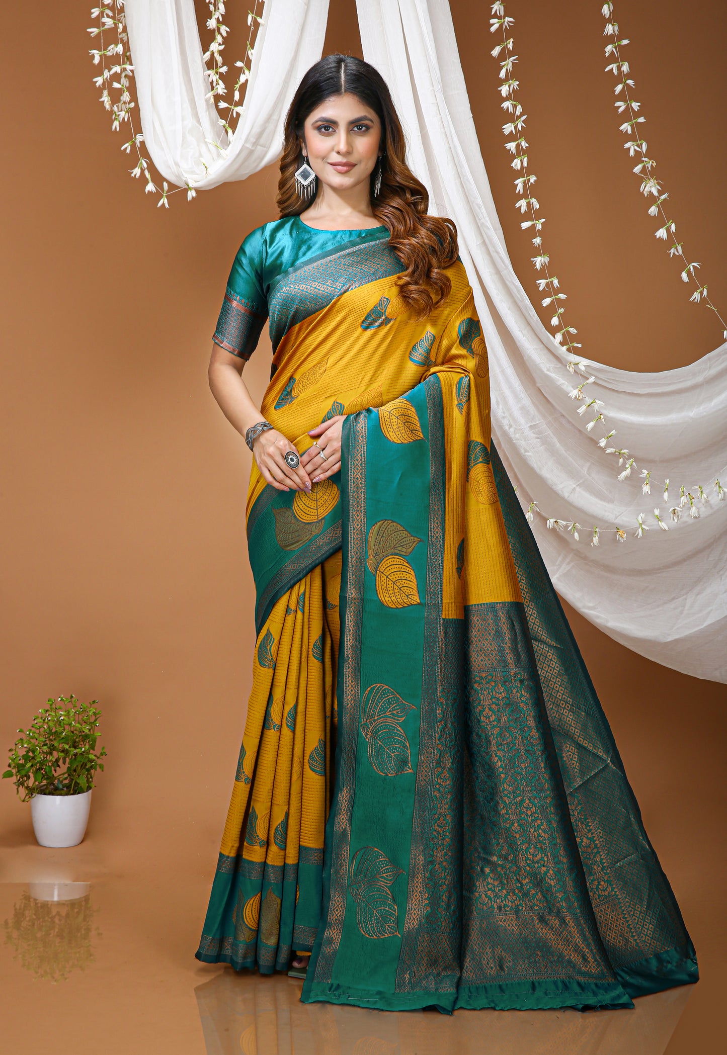 Aesthetic Zari Weaving Soft Silk Saree With alluring Blouse Piece