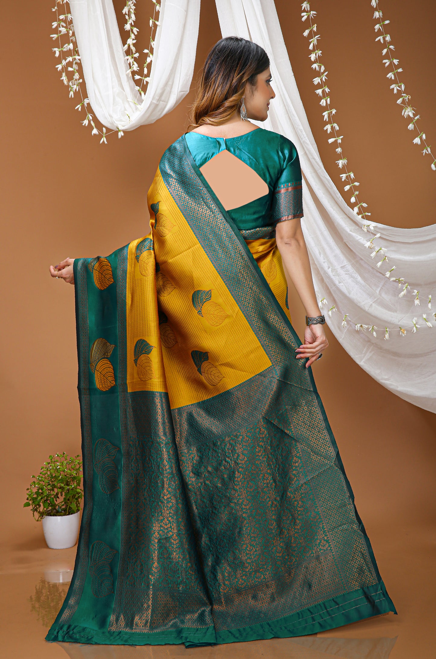 Aesthetic Zari Weaving Soft Silk Saree With alluring Blouse Piece