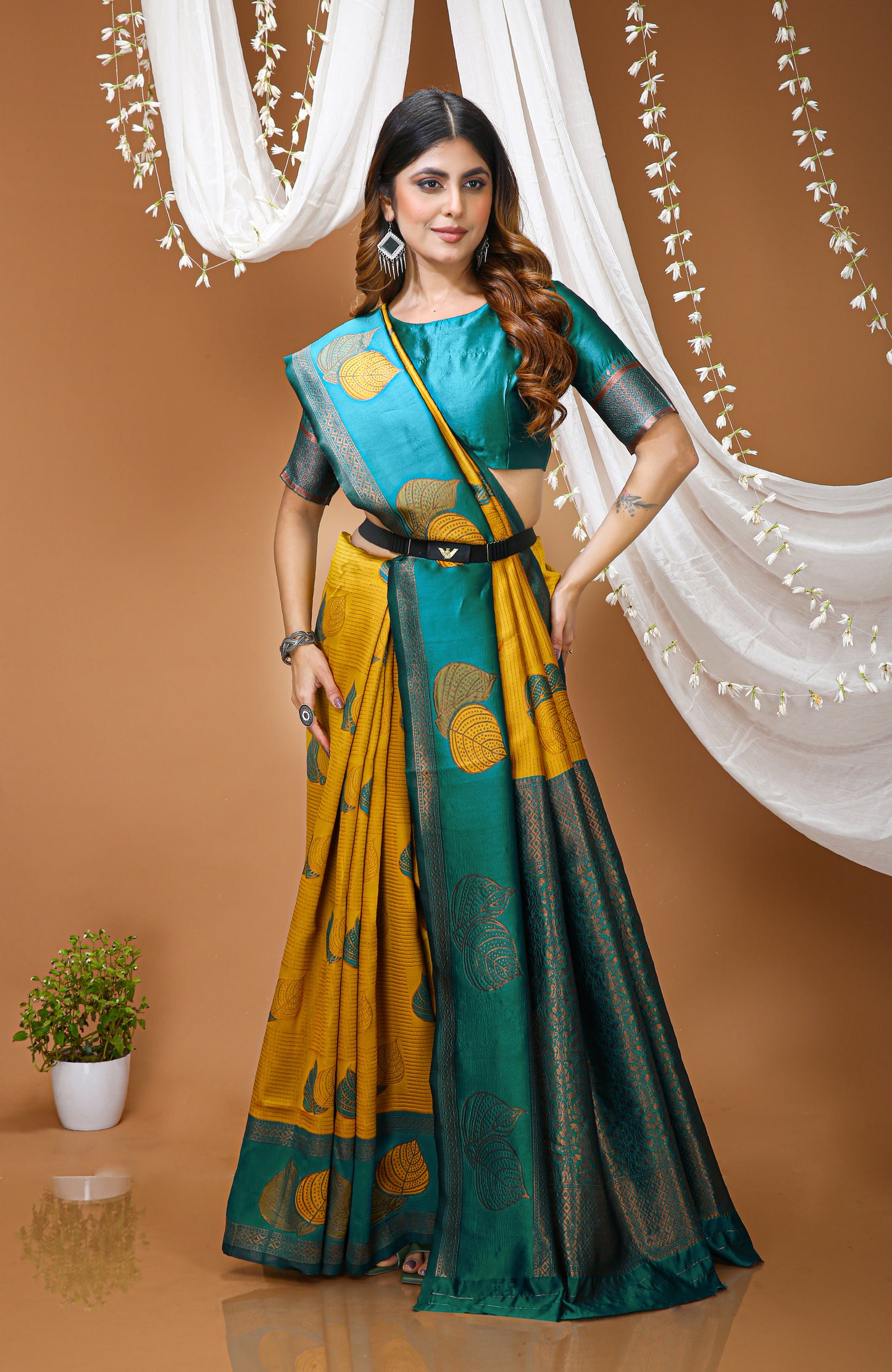 Aesthetic Zari Weaving Soft Silk Saree With alluring Blouse Piece