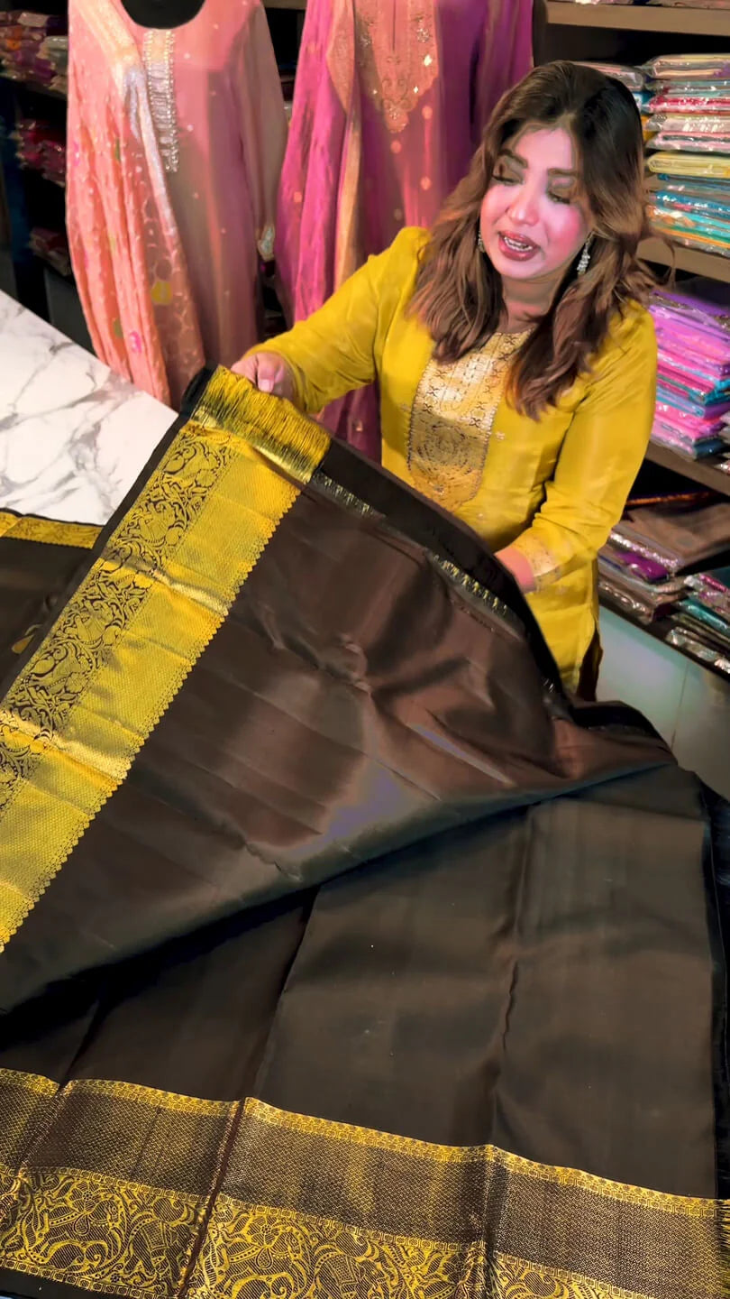 Ravishing Black Soft Banarasi Silk Saree With Glowing Blouse Piece