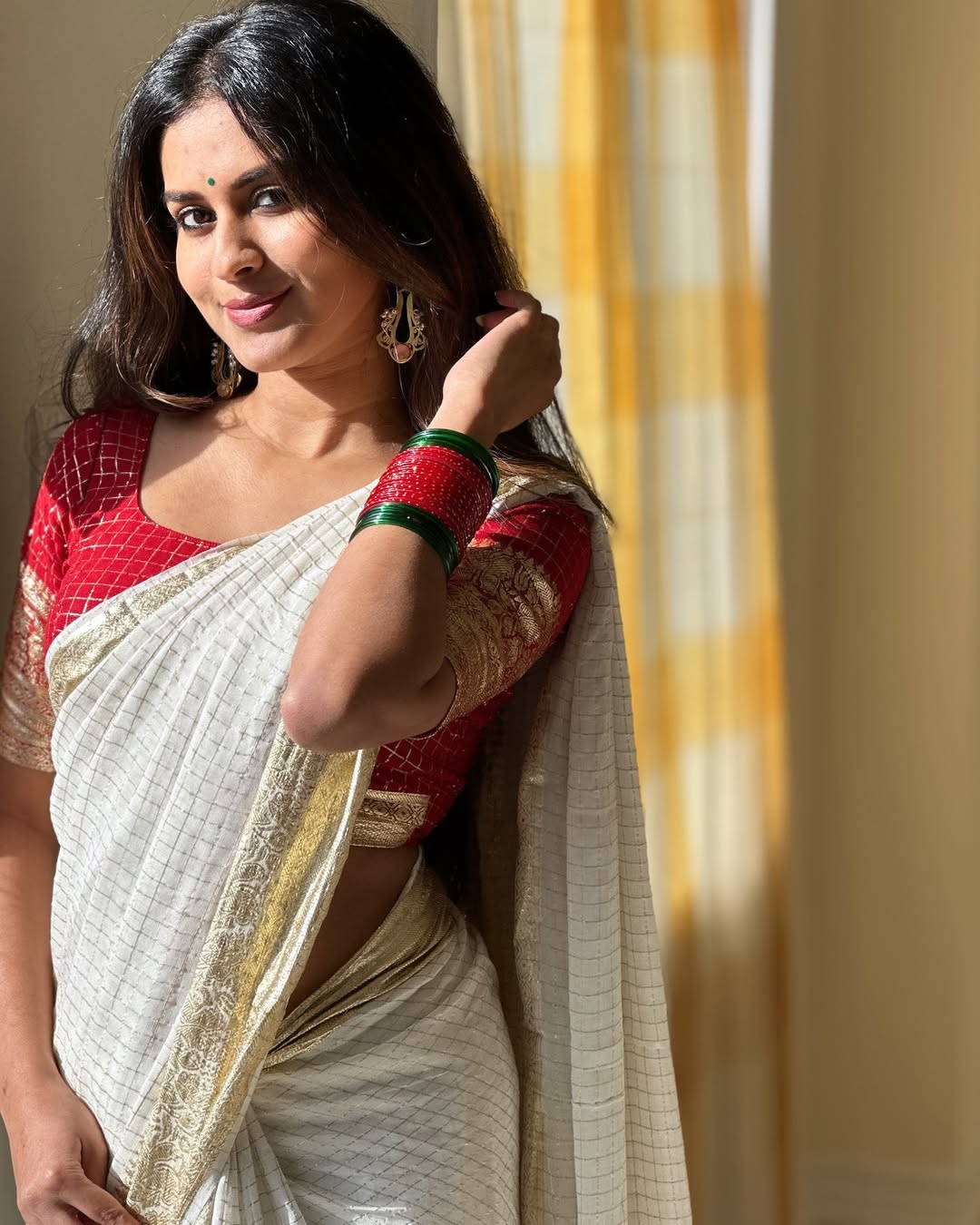 Most Trending Viral Pure Viscose Georgette White Saree With Satin Border